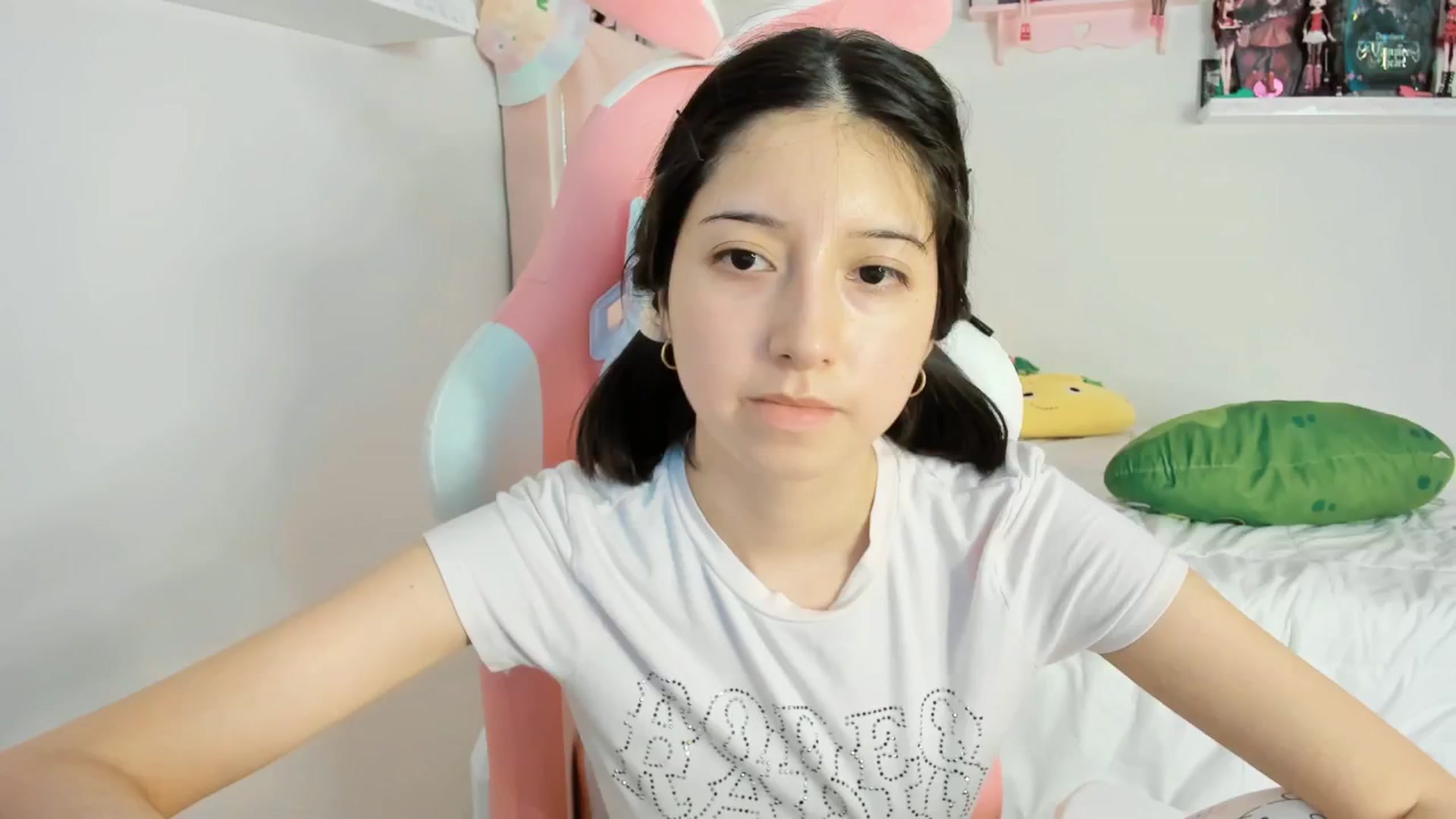 Gallery image thumbnail from Cherrycute666's myfreecams stream on, 12/08/2024, 13:35 image 8 of 20