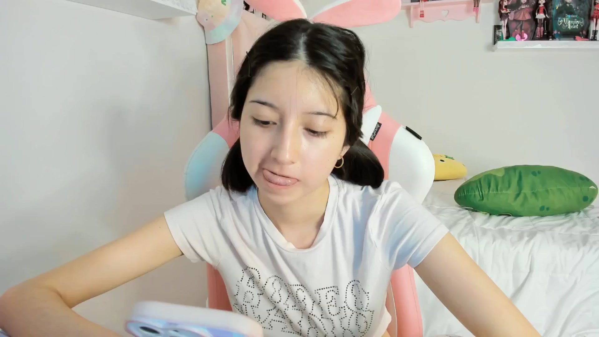 Gallery image thumbnail from Cherrycute666's myfreecams stream on, 12/08/2024, 13:35 image 4 of 20