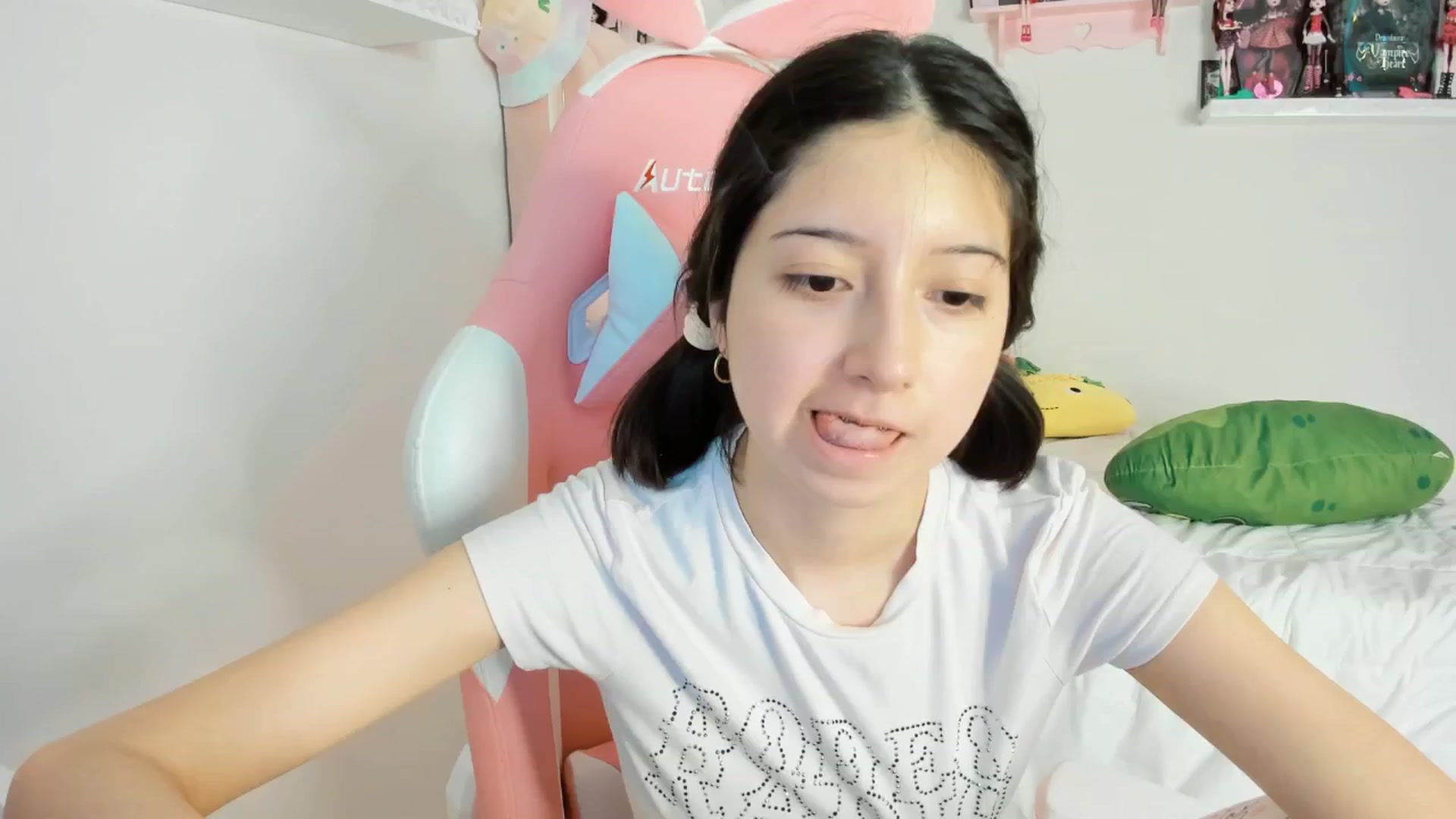 Gallery image thumbnail from Cherrycute666's myfreecams stream on, 12/08/2024, 13:35 image 5 of 20