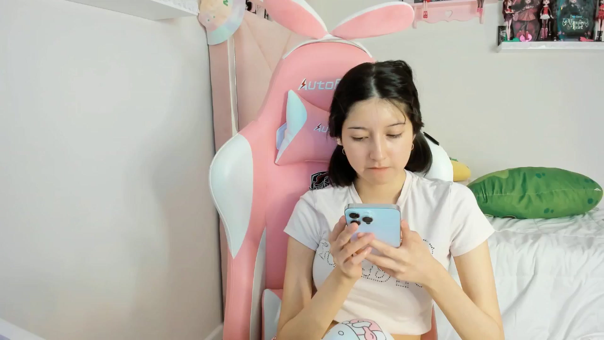 Gallery image thumbnail from Cherrycute666's myfreecams stream on, 12/08/2024, 13:35 image 6 of 20