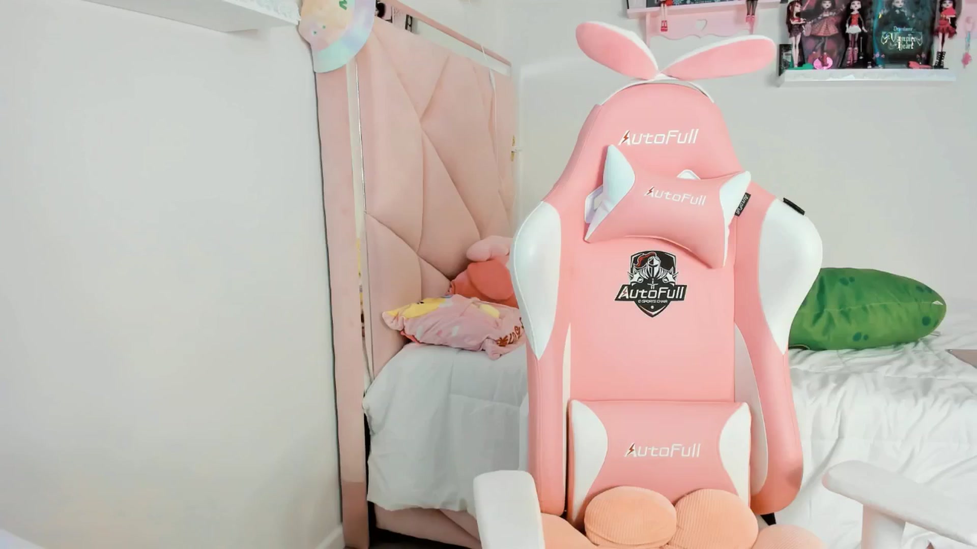 Gallery image thumbnail from Cherrycute666's myfreecams stream on, 12/08/2024, 13:35 image 15 of 20