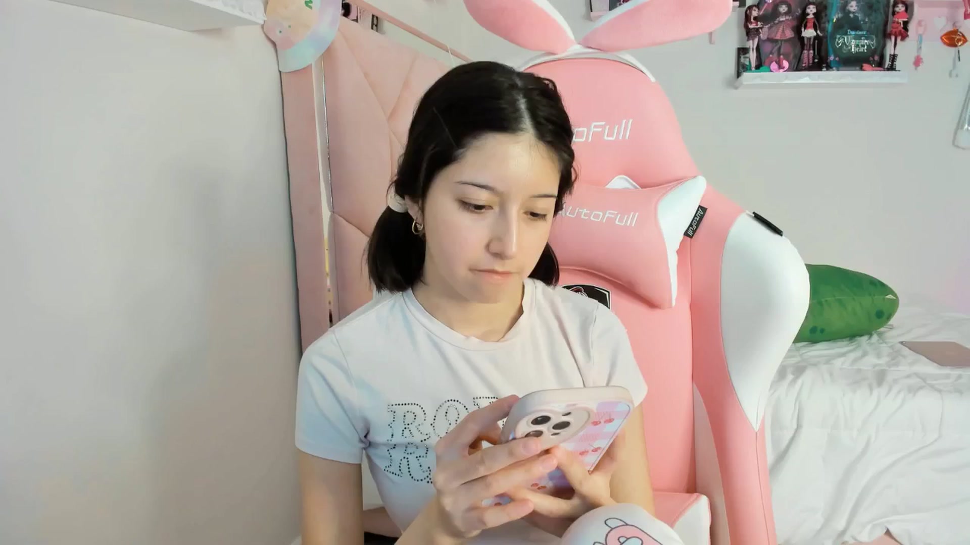 Gallery image thumbnail from Cherrycute666's myfreecams stream on, 12/08/2024, 13:35 image 19 of 20