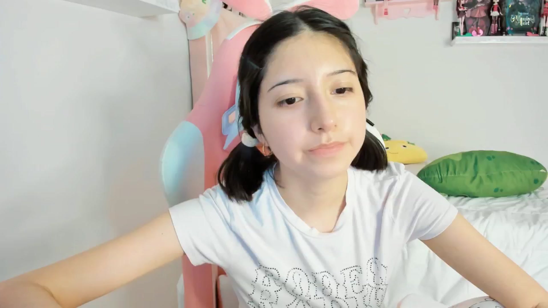 Gallery image thumbnail from Cherrycute666's myfreecams stream on, 12/08/2024, 13:35 image 9 of 20