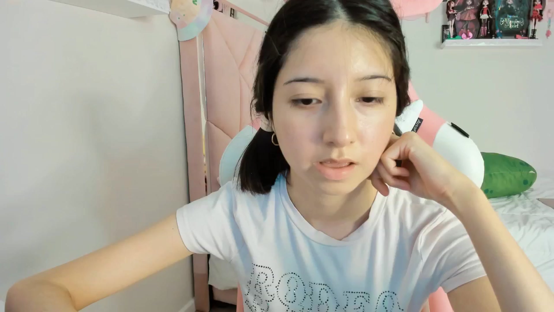 Gallery image thumbnail from Cherrycute666's myfreecams stream on, 12/08/2024, 13:35 image 12 of 20