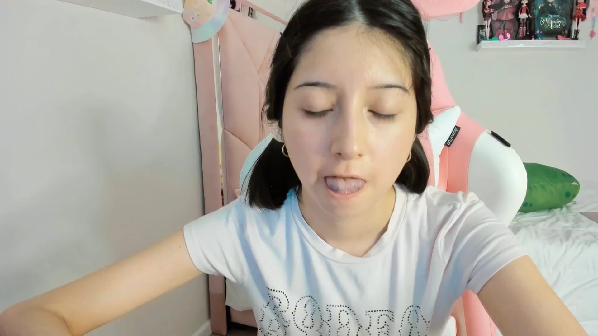 Gallery image thumbnail from Cherrycute666's myfreecams stream on, 12/08/2024, 13:35 image 13 of 20