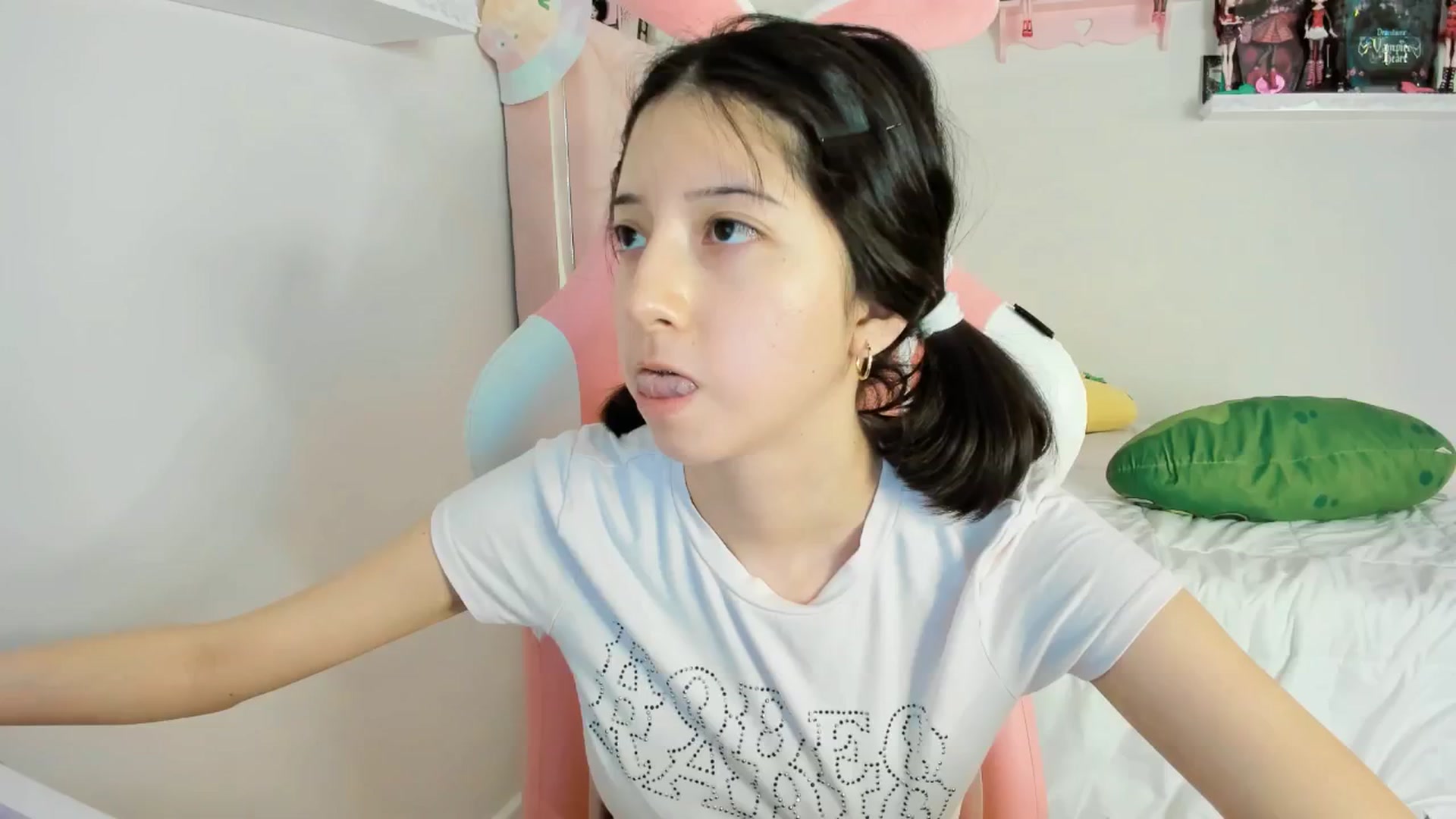 Gallery image thumbnail from Cherrycute666's myfreecams stream on, 12/08/2024, 13:35 image 1 of 20