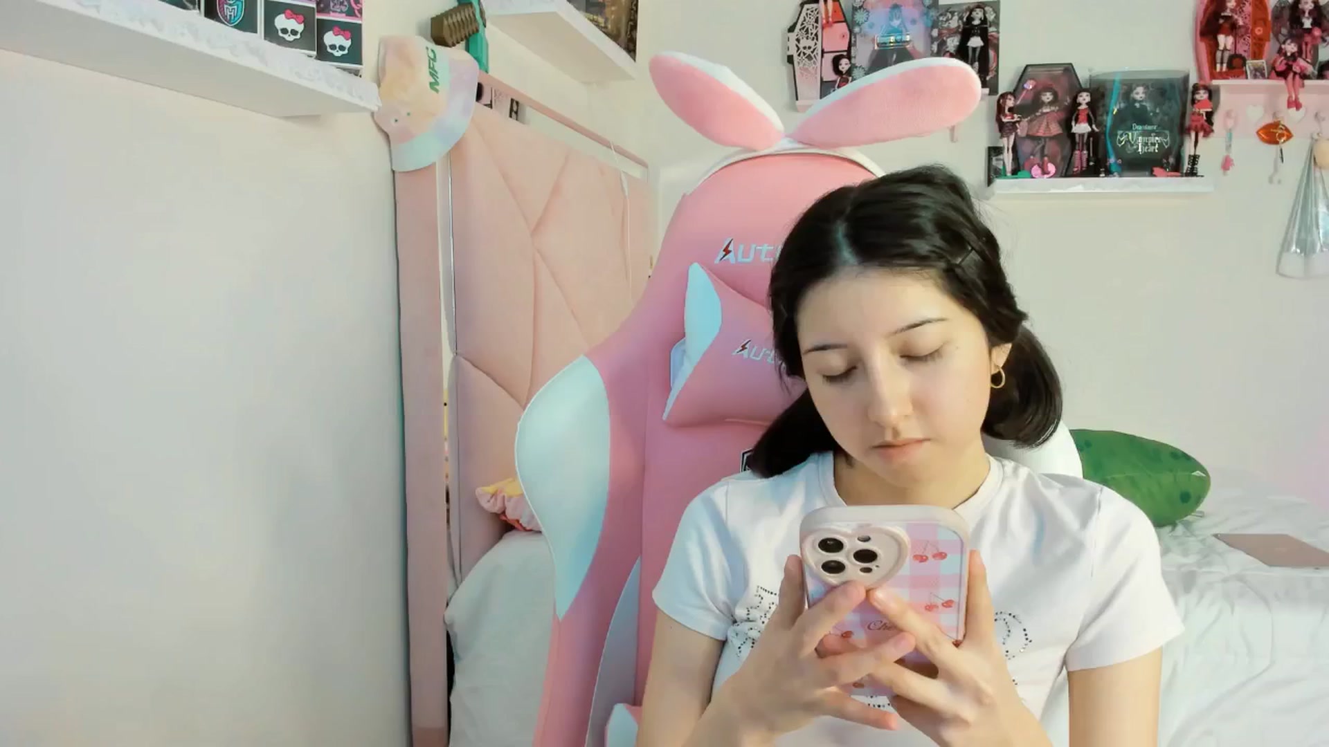 Gallery image thumbnail from Cherrycute666's myfreecams stream on, 12/08/2024, 15:46 image 10 of 20