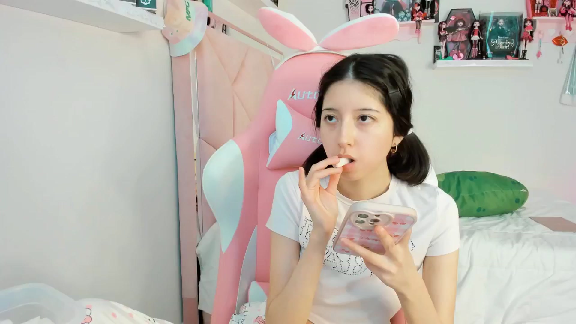 Gallery image thumbnail from Cherrycute666's myfreecams stream on, 12/08/2024, 15:46 image 17 of 20