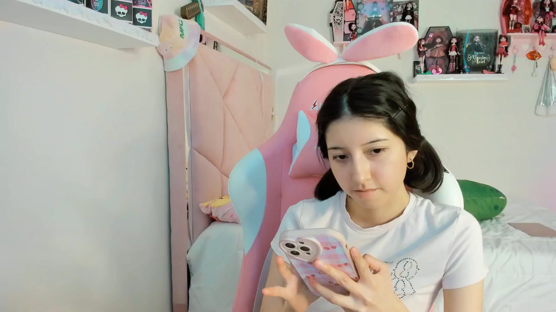 Gallery image thumbnail from Cherrycute666's myfreecams stream on, 12/08/2024, 15:46 image 12 of 20