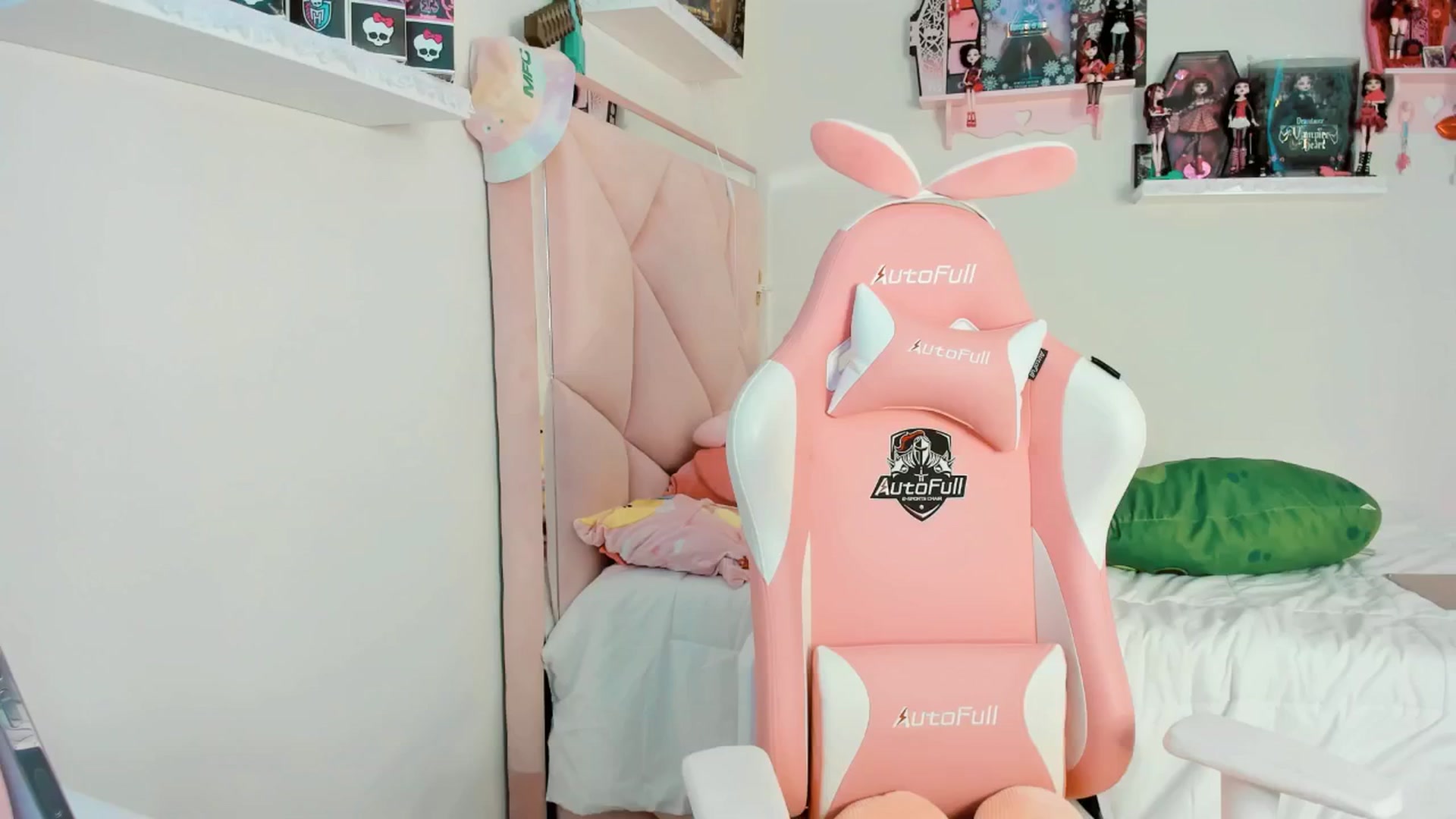 Gallery image thumbnail from Cherrycute666's myfreecams stream on, 12/08/2024, 15:46 image 6 of 20