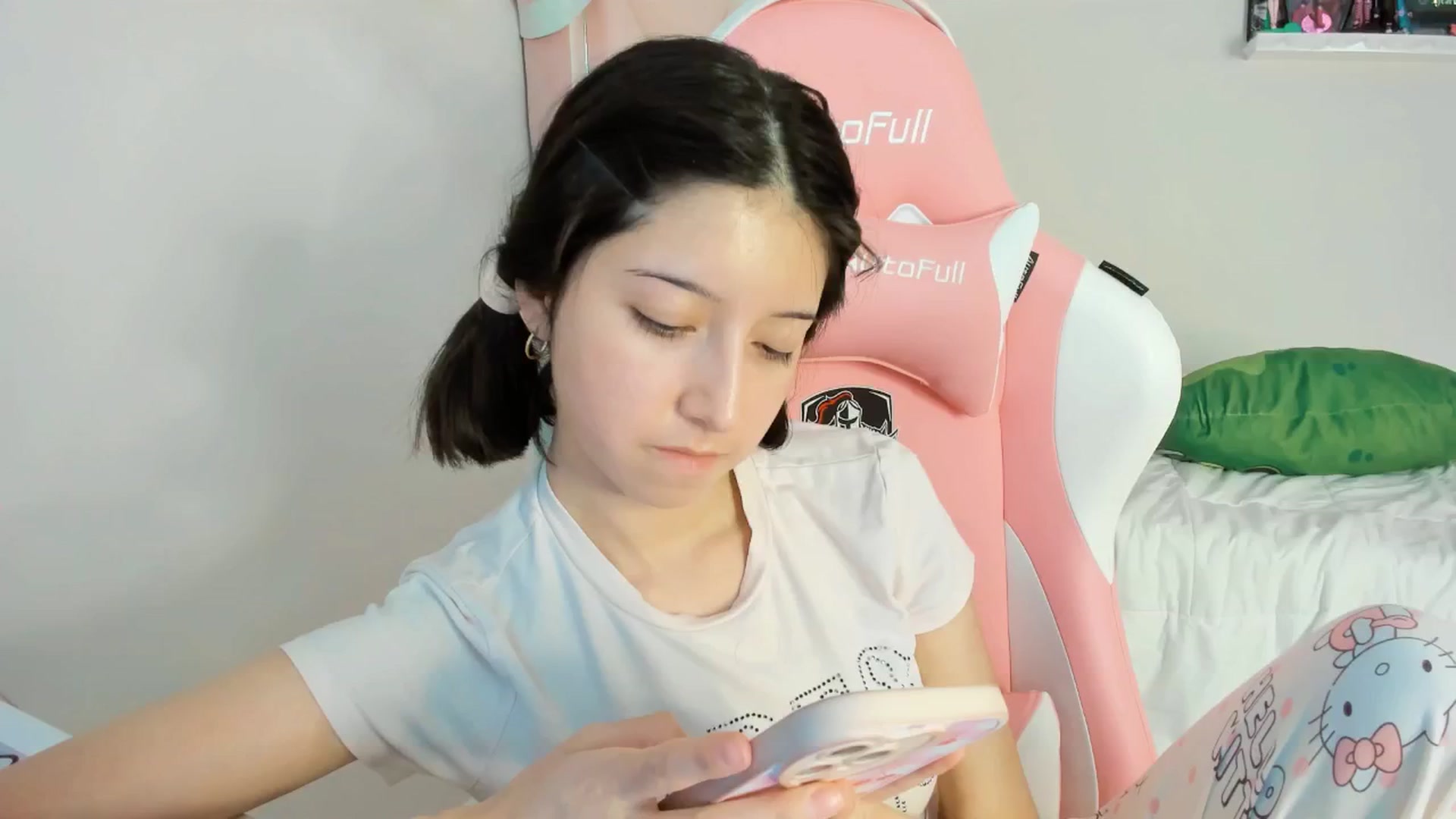 Gallery image thumbnail from Cherrycute666's myfreecams stream on, 12/08/2024, 15:46 image 4 of 20