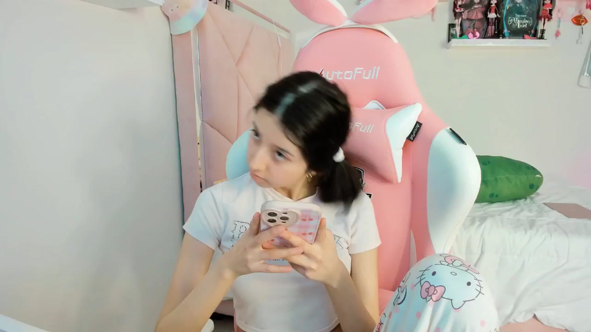 Gallery image thumbnail from Cherrycute666's myfreecams stream on, 12/08/2024, 15:46 image 14 of 20