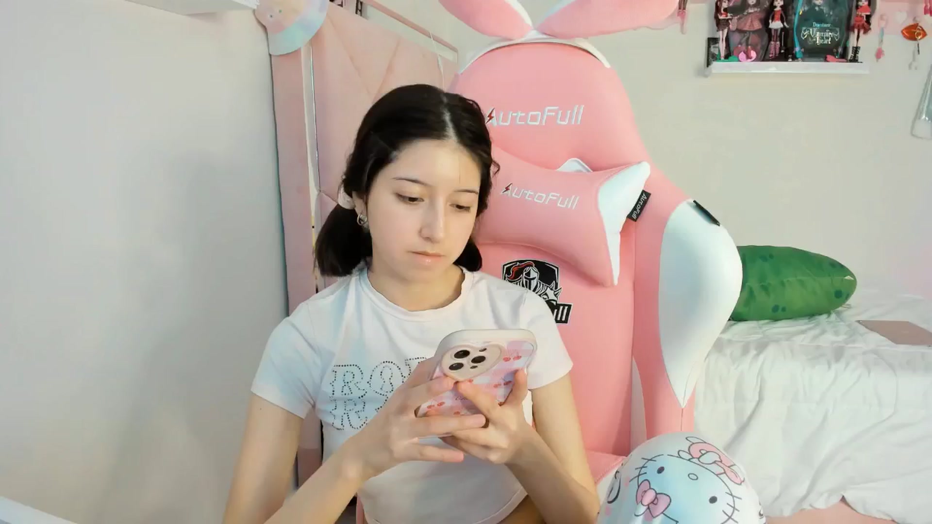 Gallery image thumbnail from Cherrycute666's myfreecams stream on, 12/08/2024, 15:46 image 13 of 20