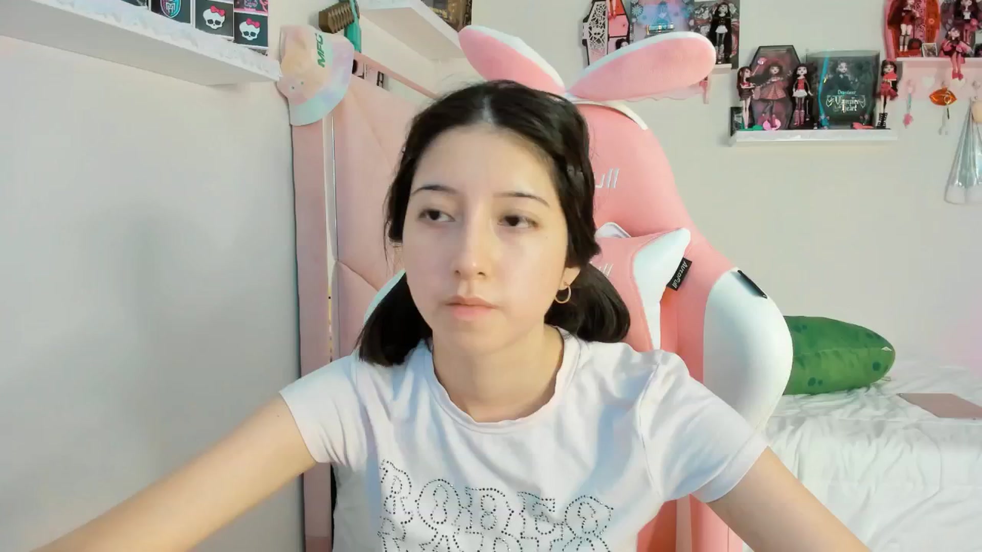 Gallery image thumbnail from Cherrycute666's myfreecams stream on, 12/08/2024, 15:46 image 11 of 20