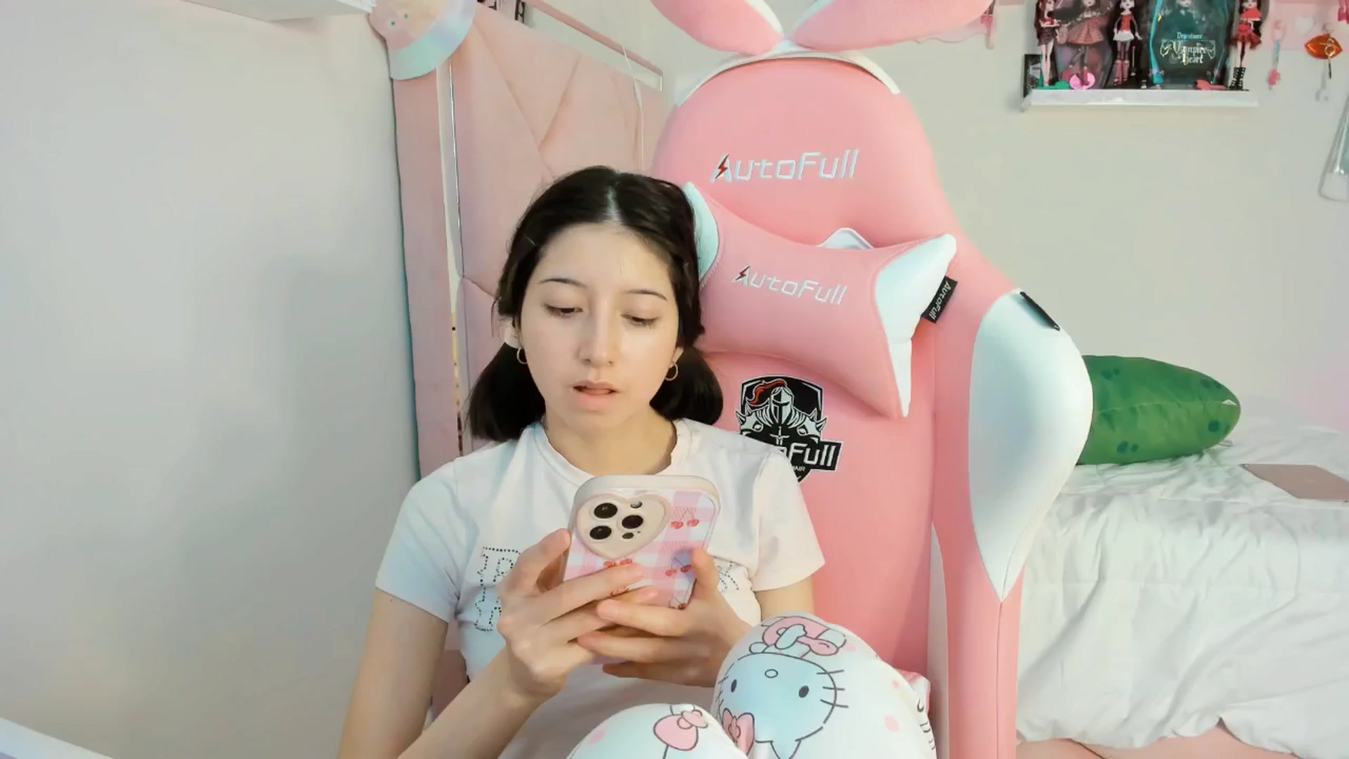 Gallery image thumbnail from Cherrycute666's myfreecams stream on, 12/08/2024, 15:46 image 15 of 20