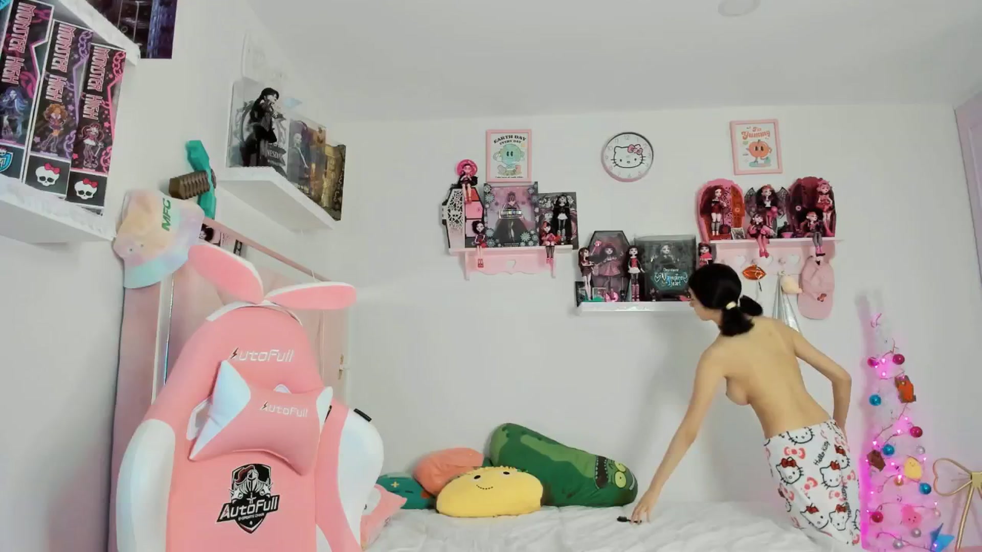 Gallery image thumbnail from Cherrycute666's myfreecams stream on, 12/09/2024, 05:37 image 12 of 20