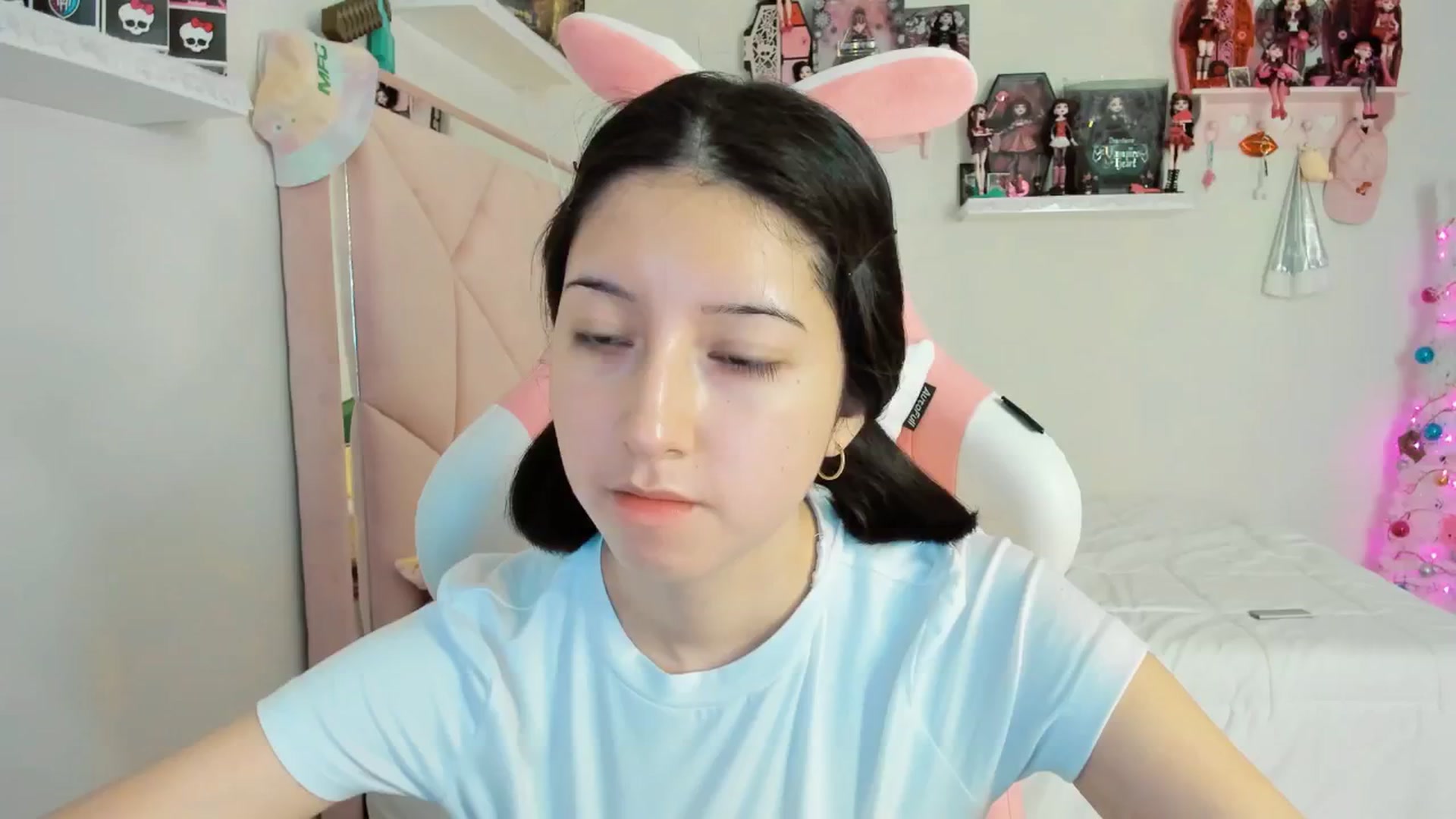 Gallery image thumbnail from Cherrycute666's myfreecams stream on, 12/09/2024, 05:37 image 16 of 20