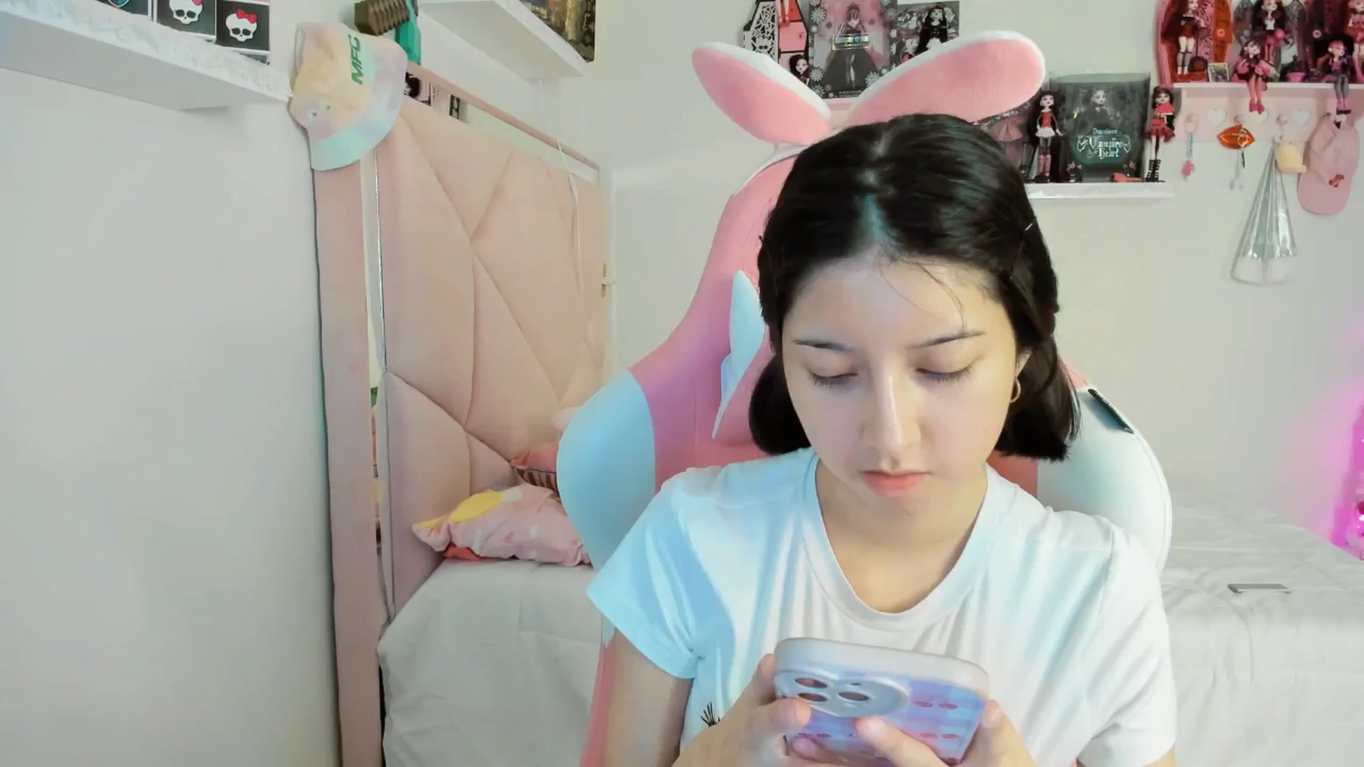 Gallery image thumbnail from Cherrycute666's myfreecams stream on, 12/09/2024, 09:28 image 2 of 20