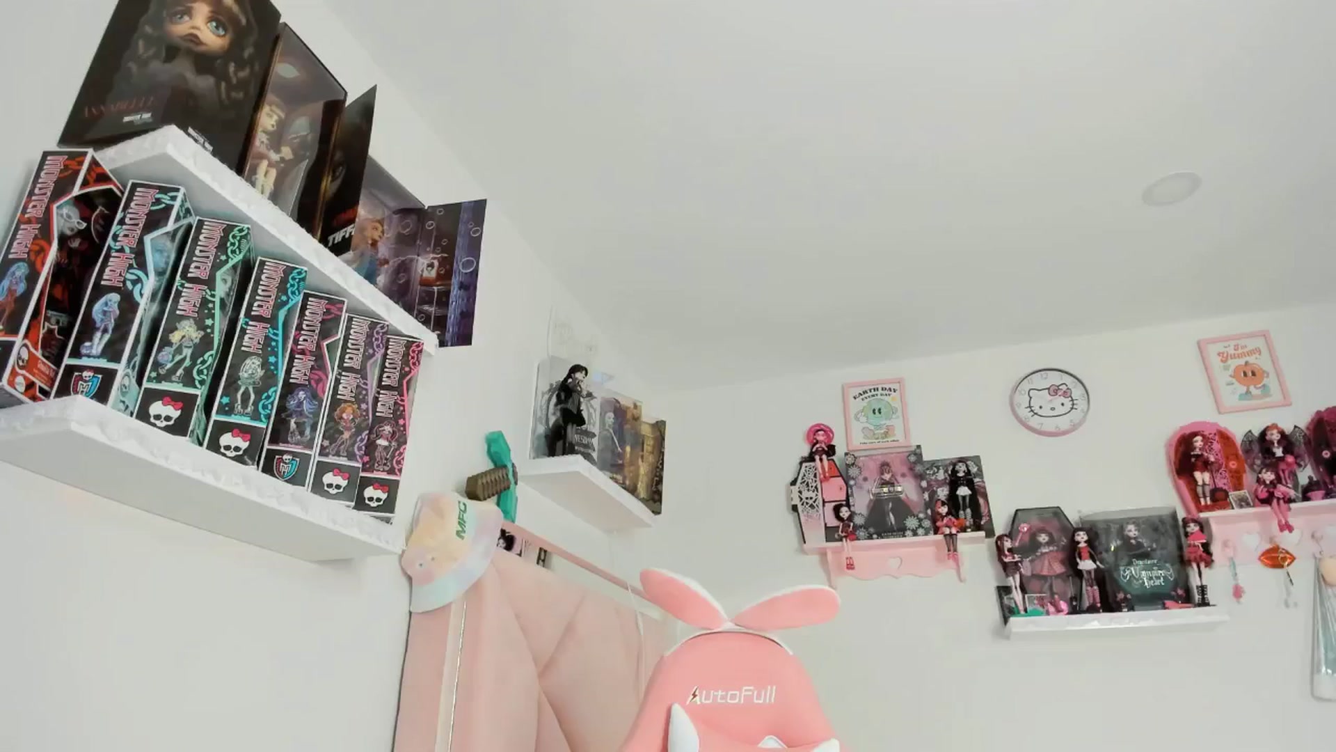 Gallery image thumbnail from Cherrycute666's myfreecams stream on, 12/09/2024, 09:28 image 13 of 20