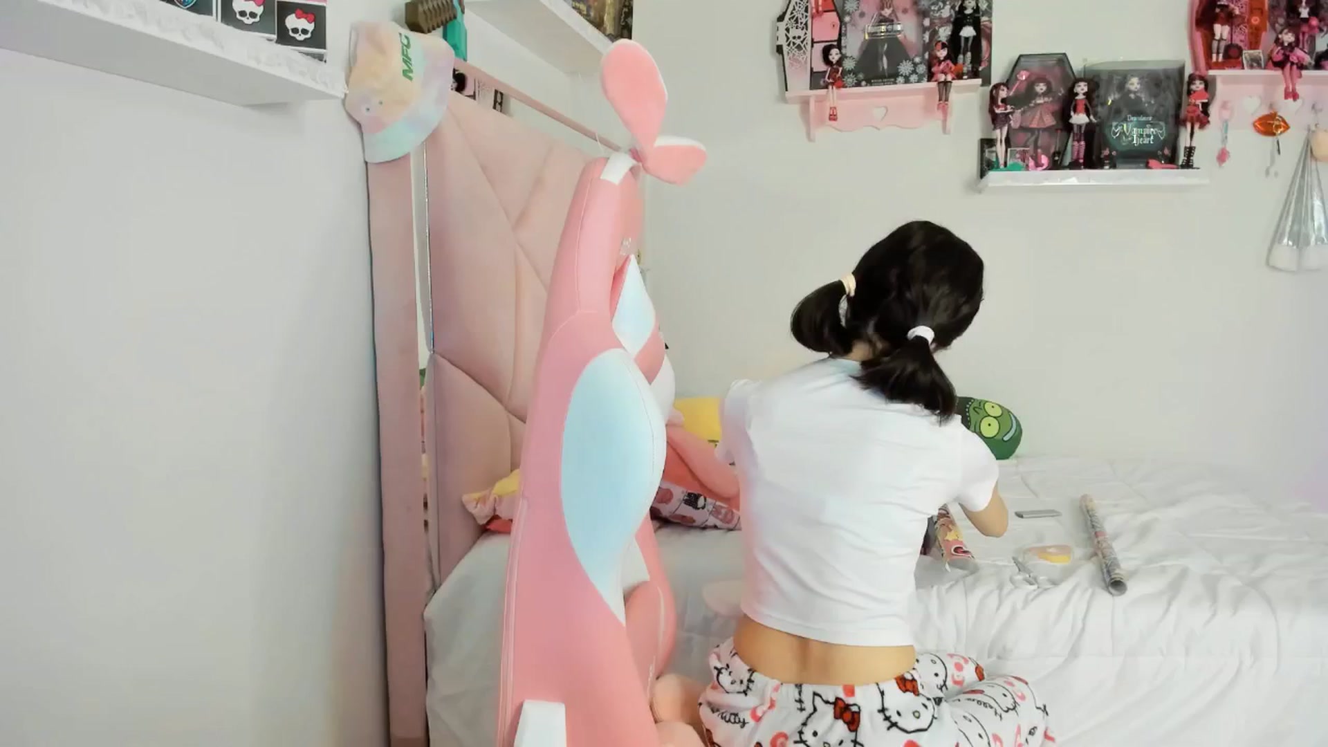 Gallery image thumbnail from Cherrycute666's myfreecams stream on, 12/09/2024, 09:28 image 9 of 20