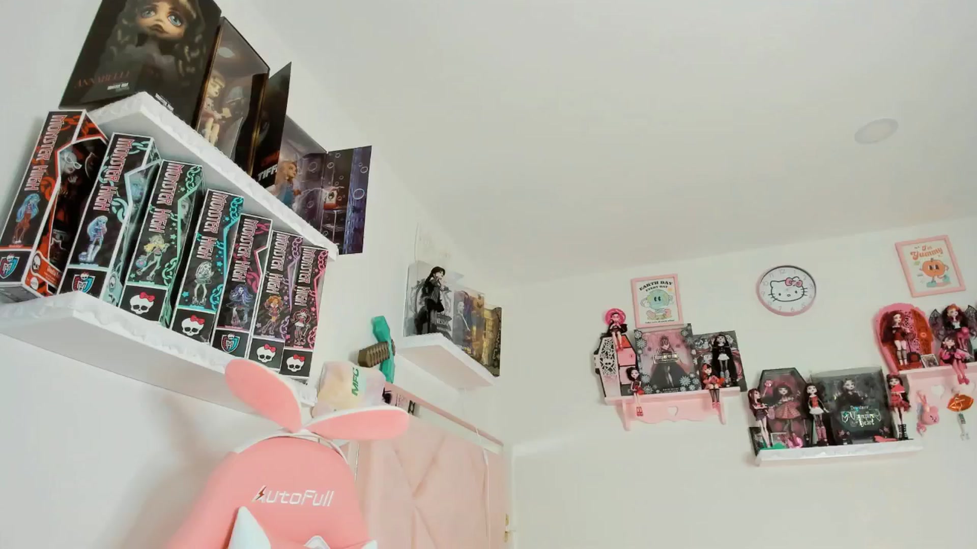 Gallery image thumbnail from Cherrycute666's myfreecams stream on, 12/10/2024, 08:16 image 16 of 20