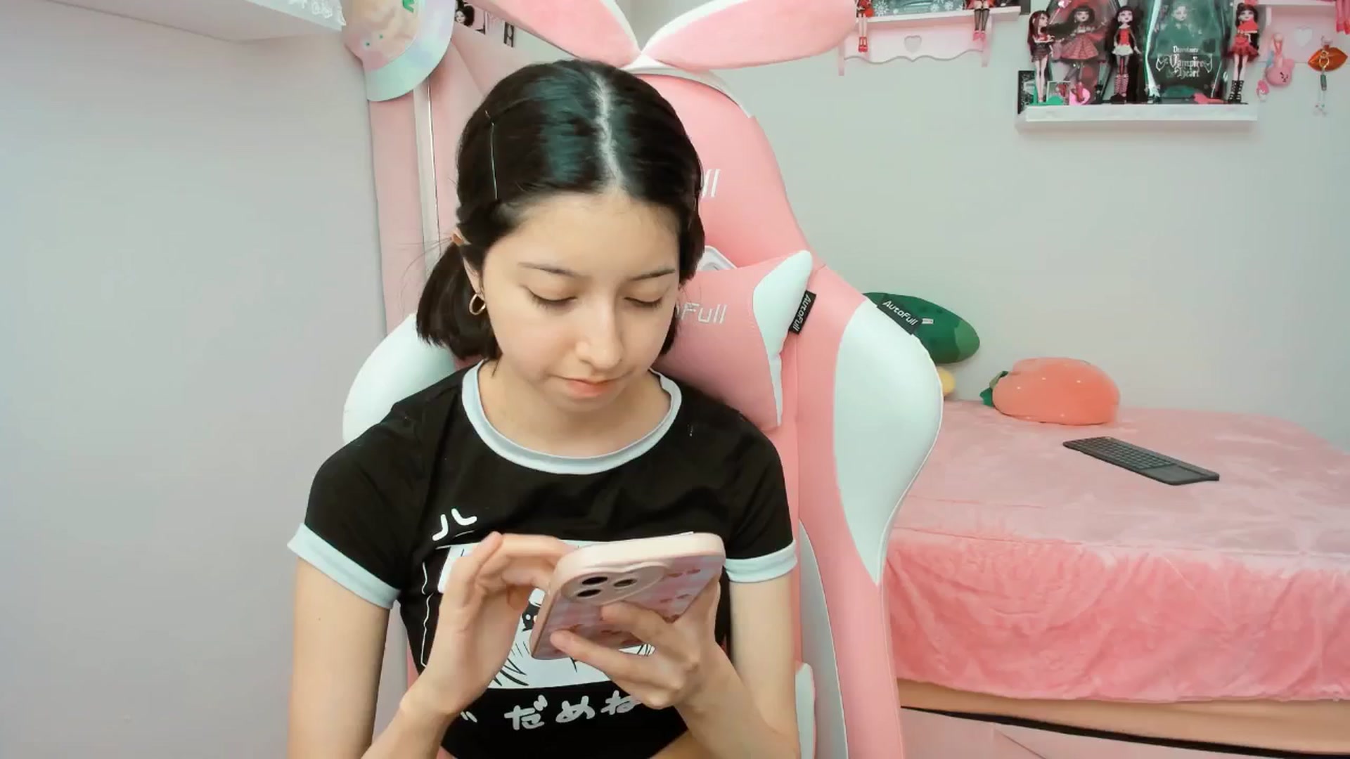 Gallery image thumbnail from Cherrycute666's myfreecams stream on, 12/11/2024, 19:28 image 11 of 20