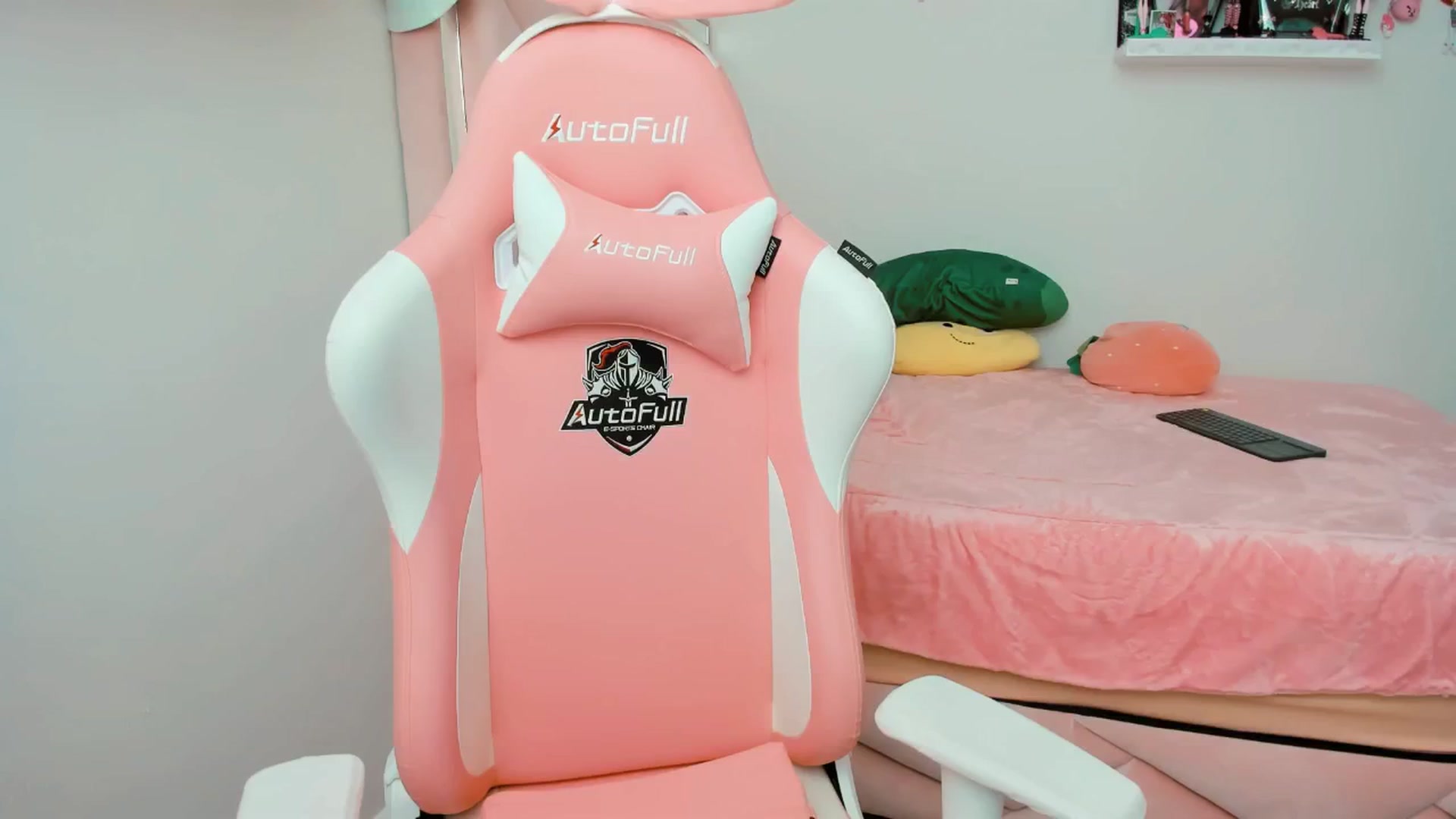 Gallery image thumbnail from Cherrycute666's myfreecams stream on, 12/11/2024, 19:28 image 1 of 20