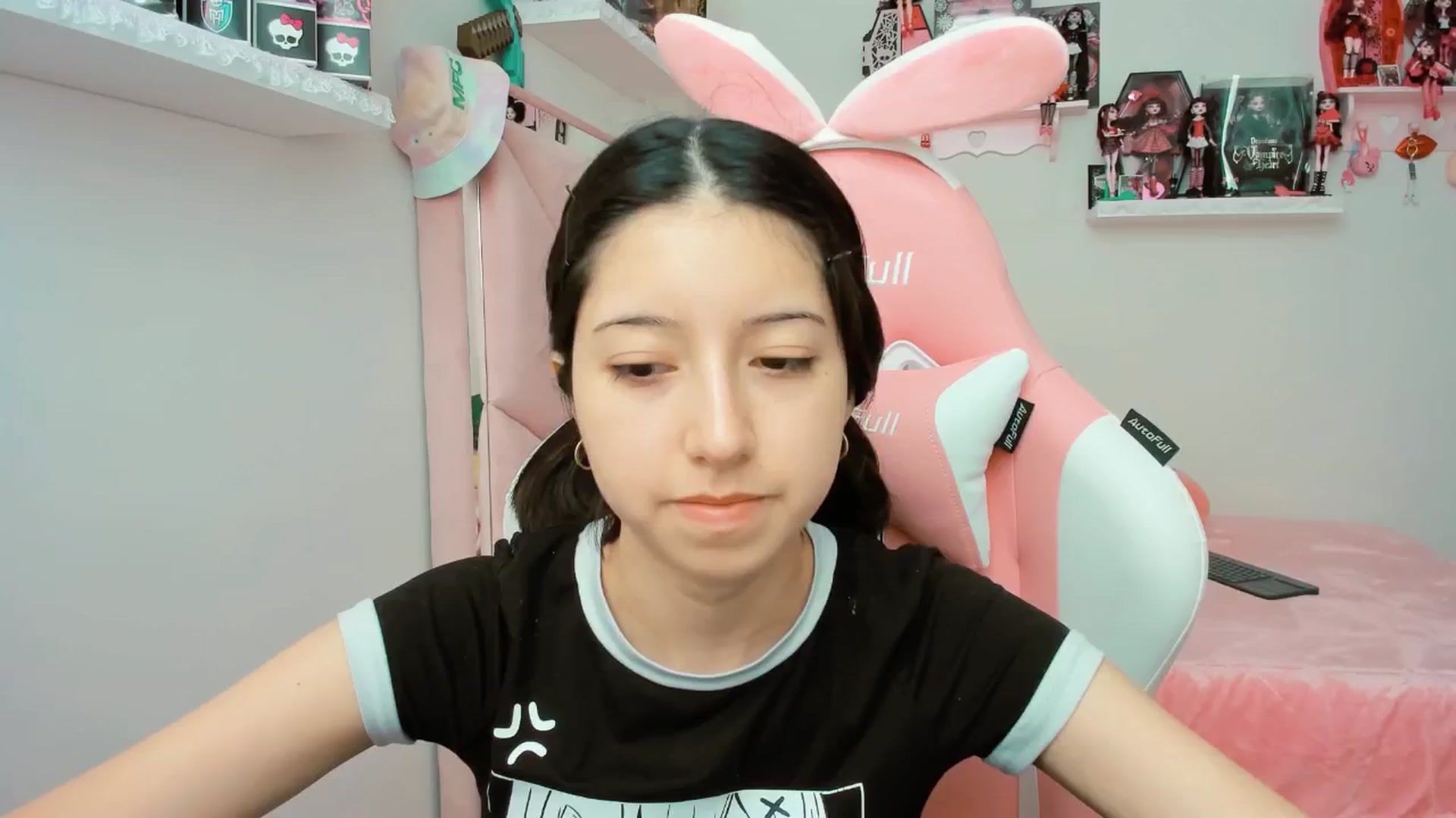 Gallery image thumbnail from Cherrycute666's myfreecams stream on, 12/11/2024, 20:21 image 6 of 20