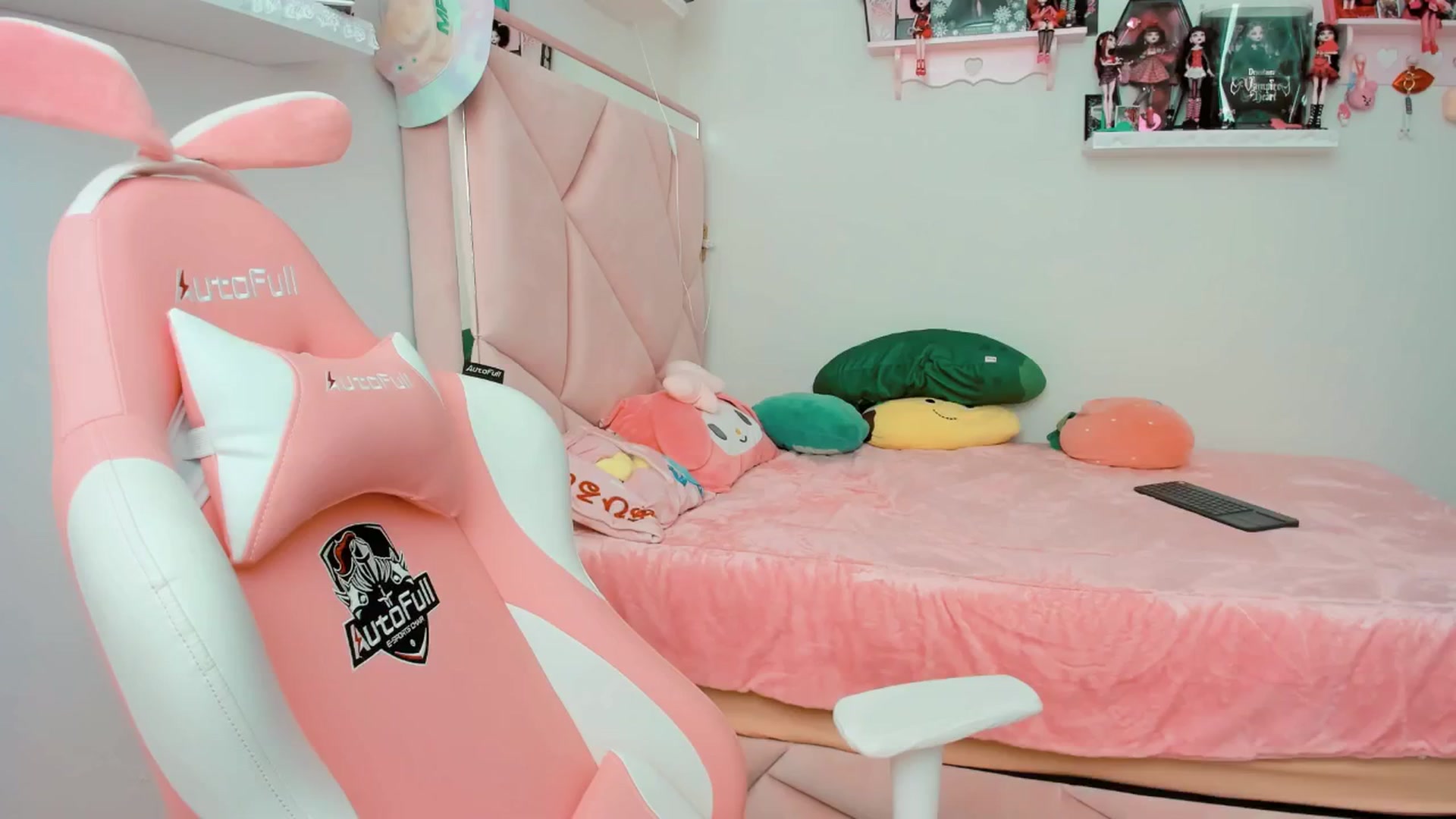 Gallery image thumbnail from Cherrycute666's myfreecams stream on, 12/11/2024, 20:21 image 15 of 20