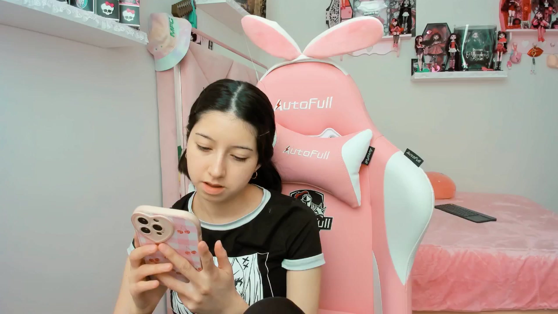 Gallery image thumbnail from Cherrycute666's myfreecams stream on, 12/11/2024, 20:21 image 7 of 20