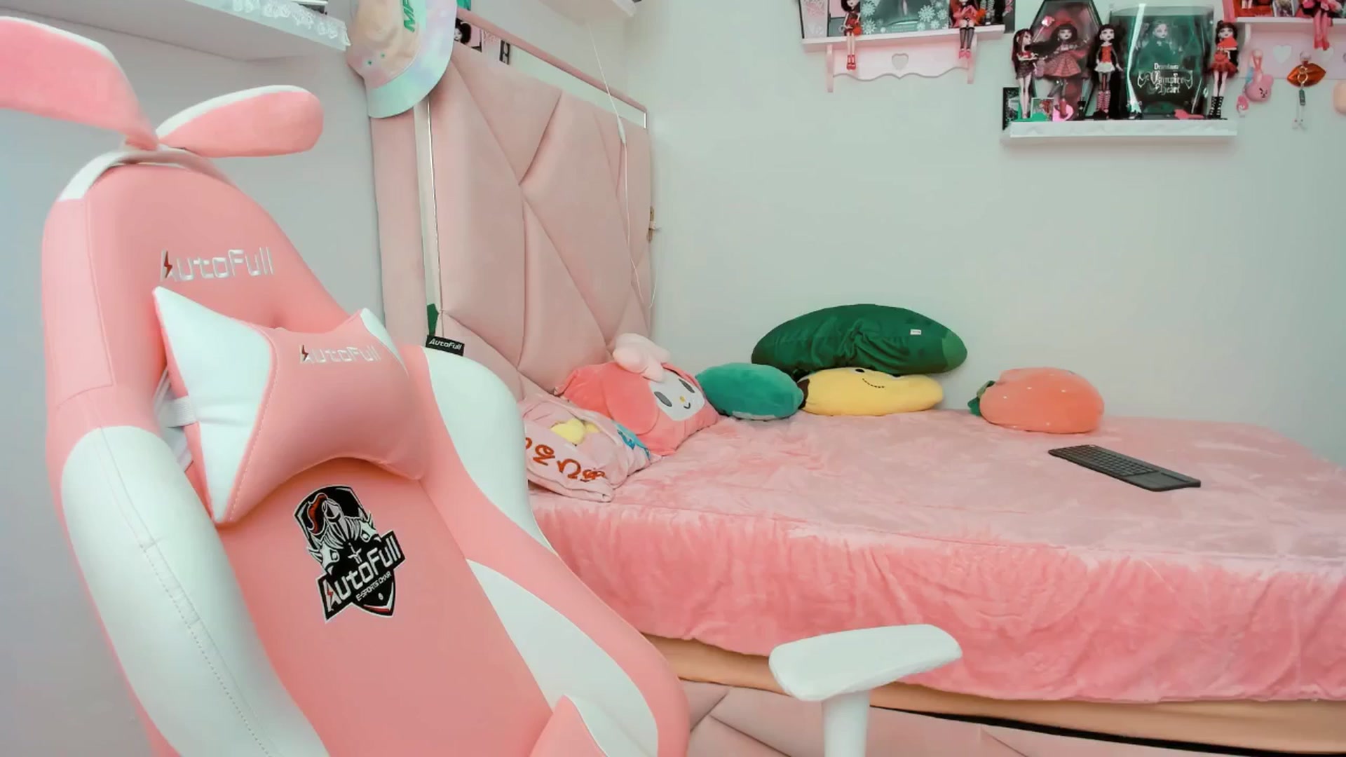 Gallery image thumbnail from Cherrycute666's myfreecams stream on, 12/11/2024, 20:21 image 14 of 20