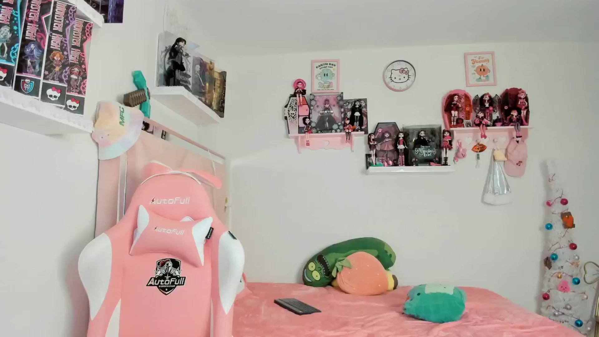 Gallery image thumbnail from Cherrycute666's myfreecams stream on, 12/13/2024, 04:41 image 4 of 20
