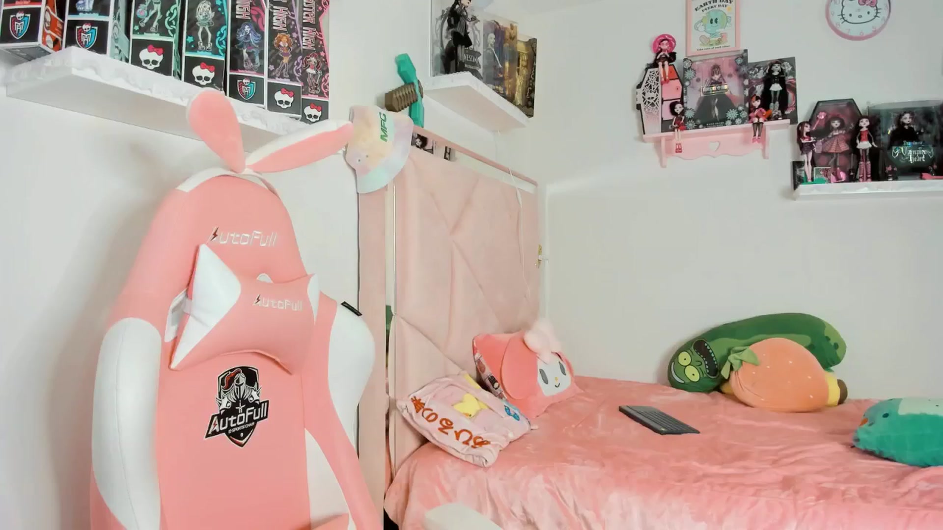 Gallery image thumbnail from Cherrycute666's myfreecams stream on, 12/13/2024, 04:41 image 15 of 20