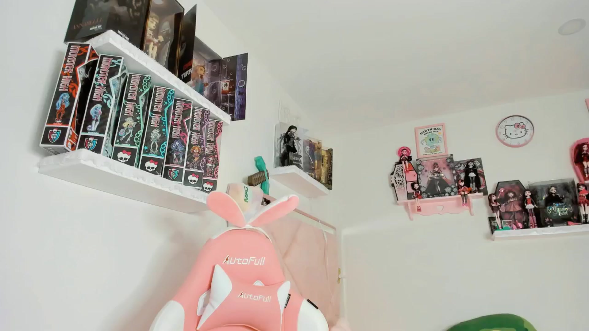 Gallery image thumbnail from Cherrycute666's myfreecams stream on, 12/13/2024, 04:41 image 17 of 20