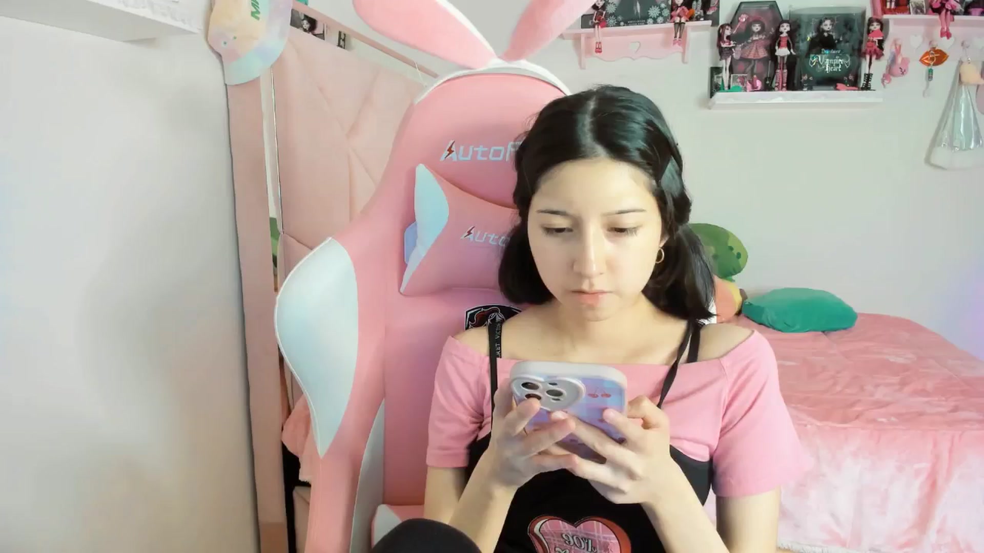Gallery image thumbnail from Cherrycute666's myfreecams stream on, 12/13/2024, 05:47 image 12 of 20