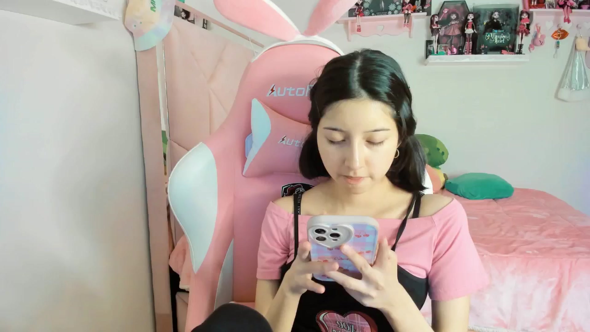 Gallery image thumbnail from Cherrycute666's myfreecams stream on, 12/13/2024, 05:47 image 10 of 20