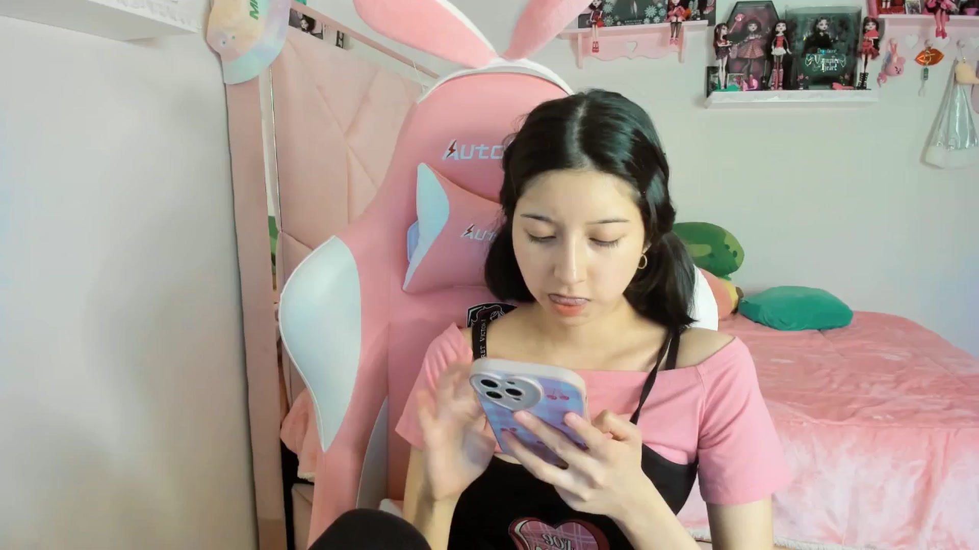 Gallery image thumbnail from Cherrycute666's myfreecams stream on, 12/13/2024, 05:47 image 15 of 20