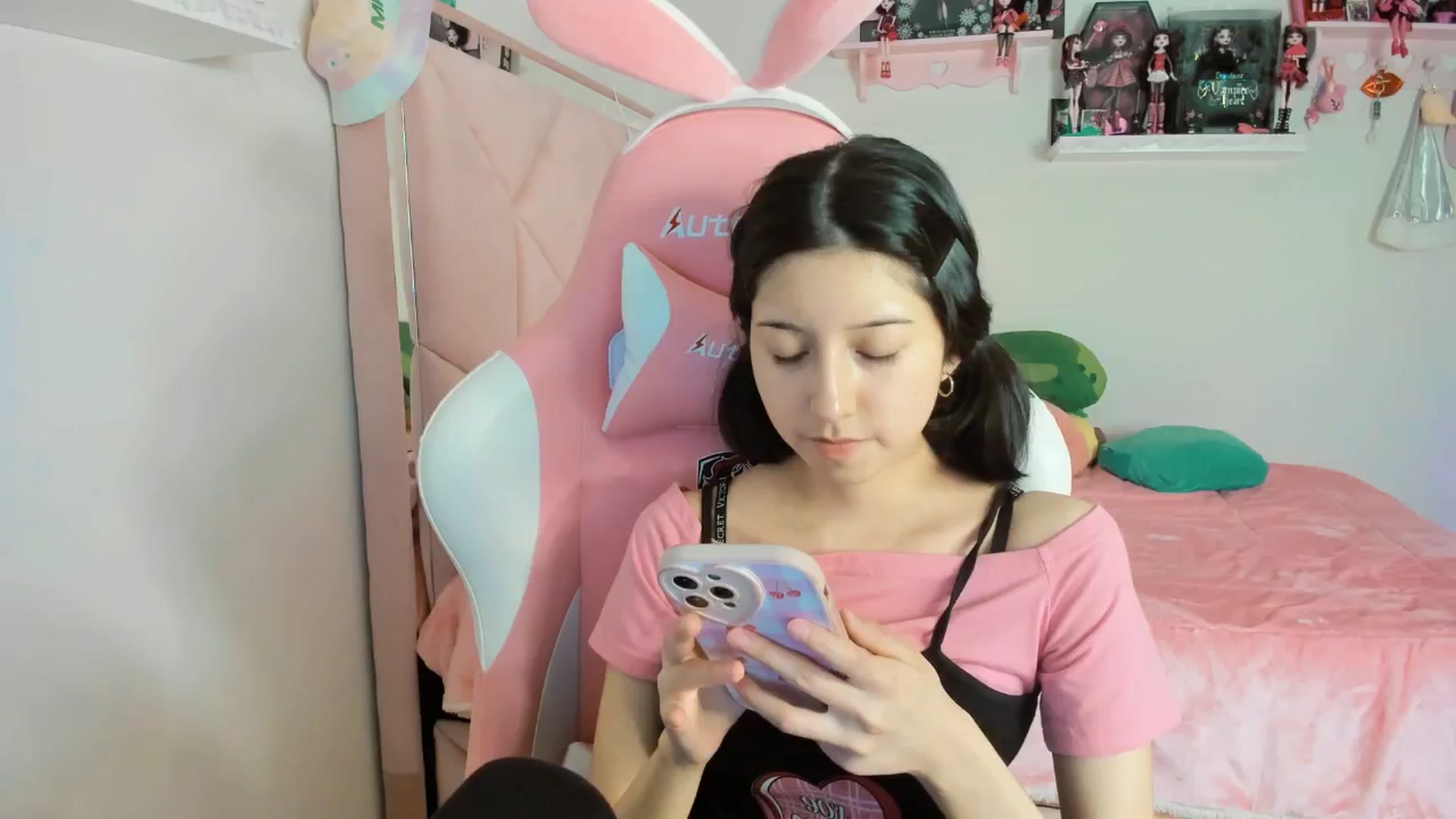 Gallery image thumbnail from Cherrycute666's myfreecams stream on, 12/13/2024, 05:47 image 16 of 20