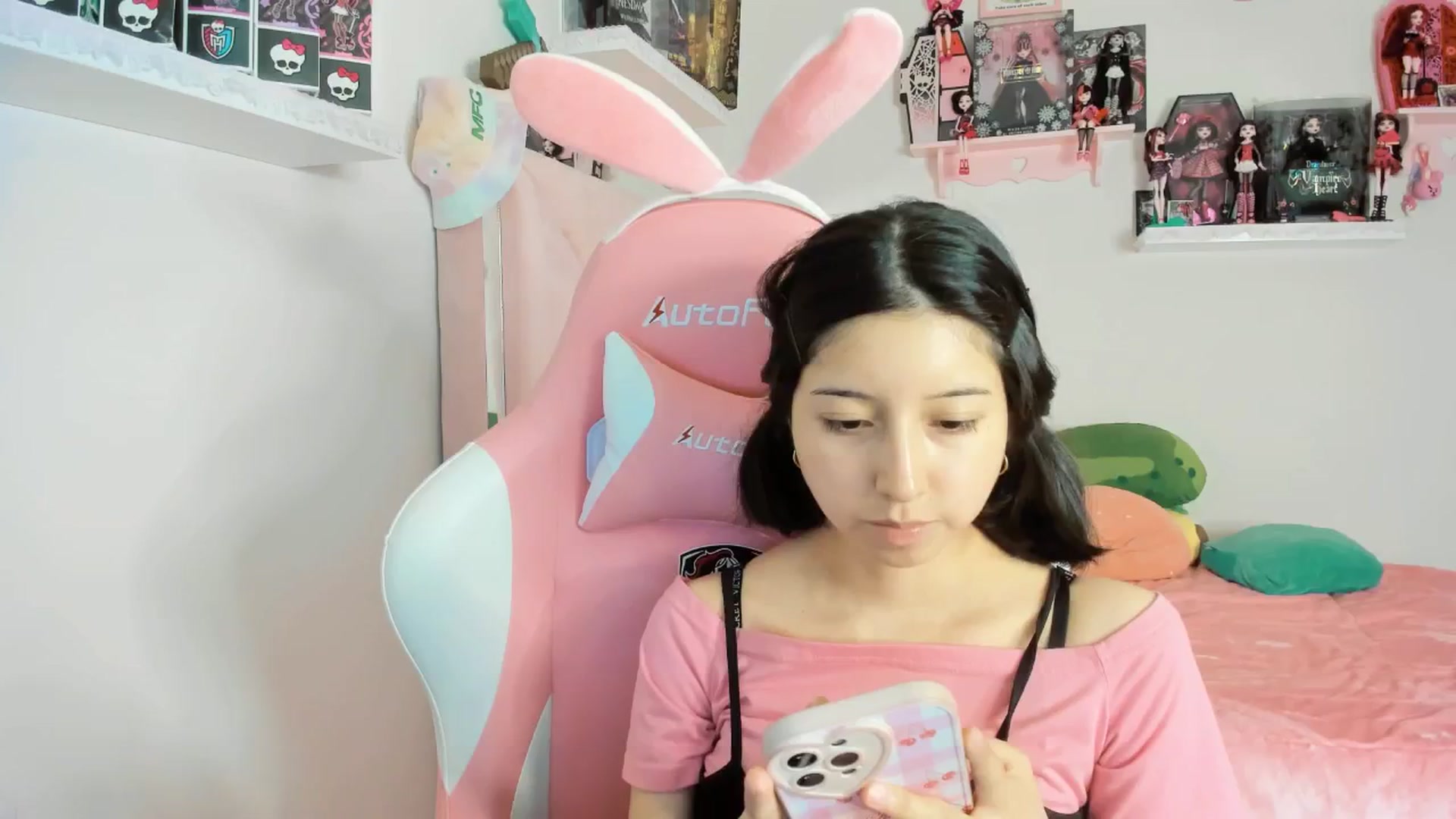Gallery image thumbnail from Cherrycute666's myfreecams stream on, 12/13/2024, 05:47 image 1 of 20