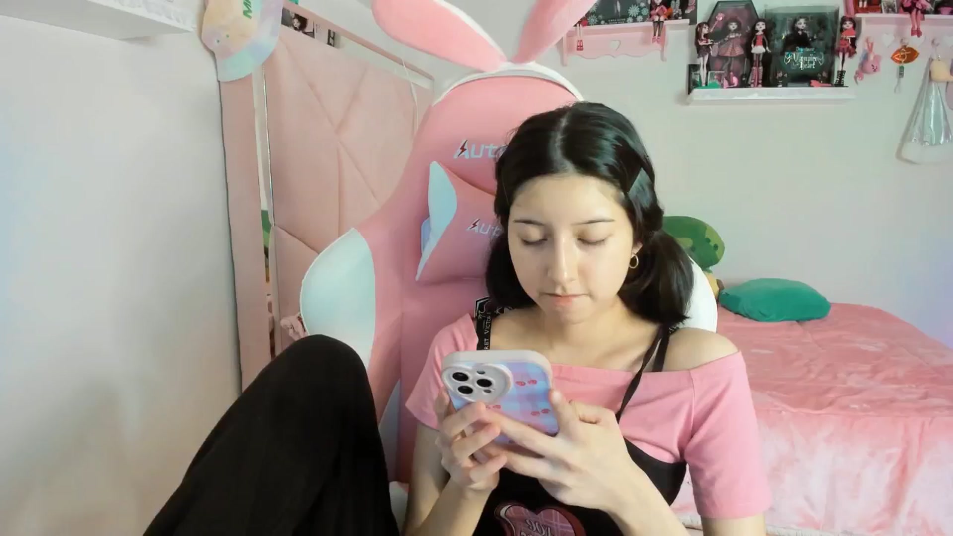 Gallery image thumbnail from Cherrycute666's myfreecams stream on, 12/13/2024, 05:47 image 18 of 20