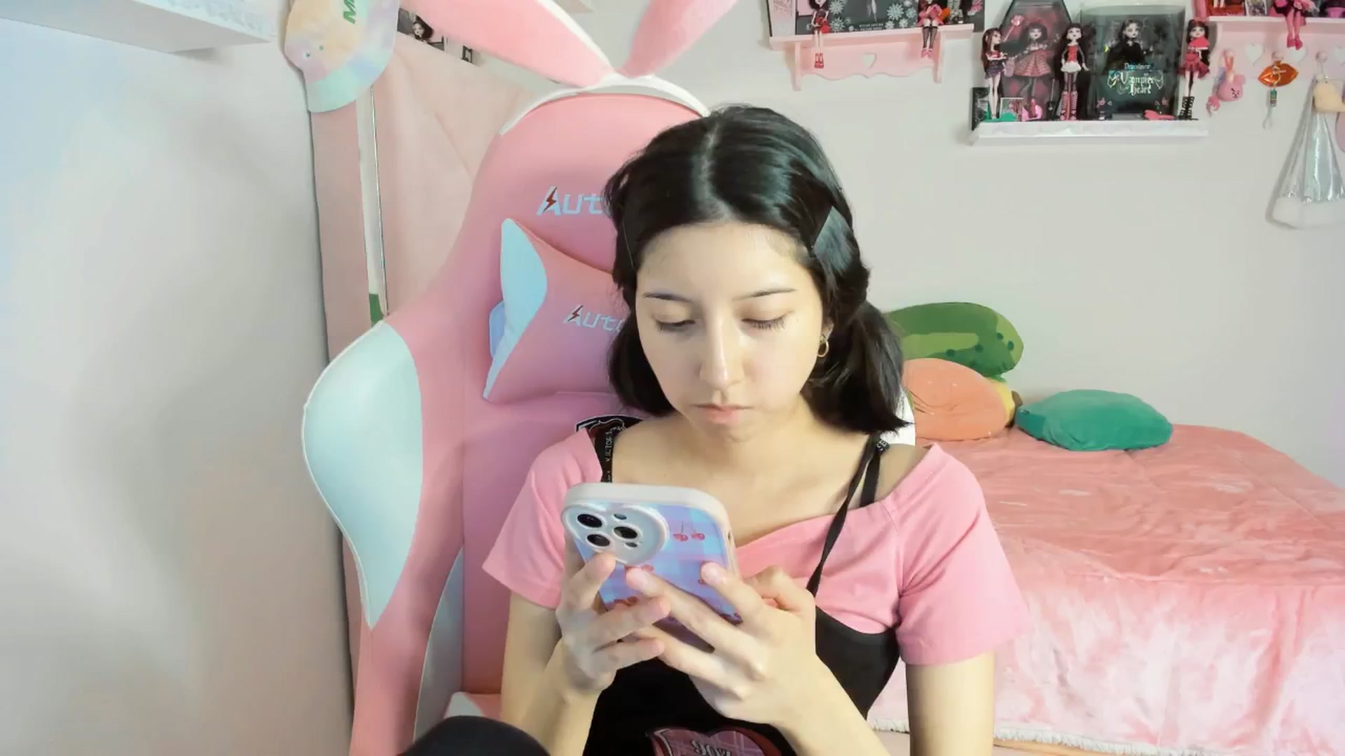 Gallery image thumbnail from Cherrycute666's myfreecams stream on, 12/13/2024, 05:47 image 3 of 20