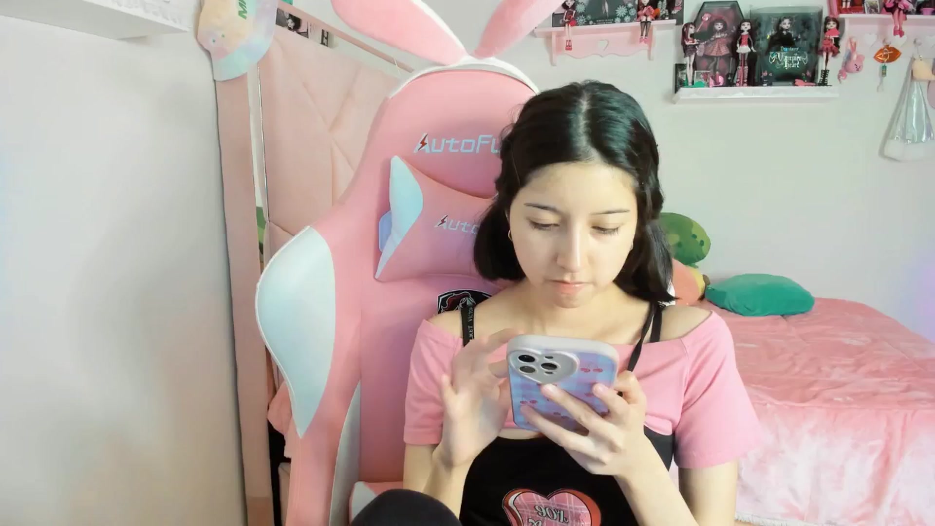Gallery image thumbnail from Cherrycute666's myfreecams stream on, 12/13/2024, 05:47 image 11 of 20