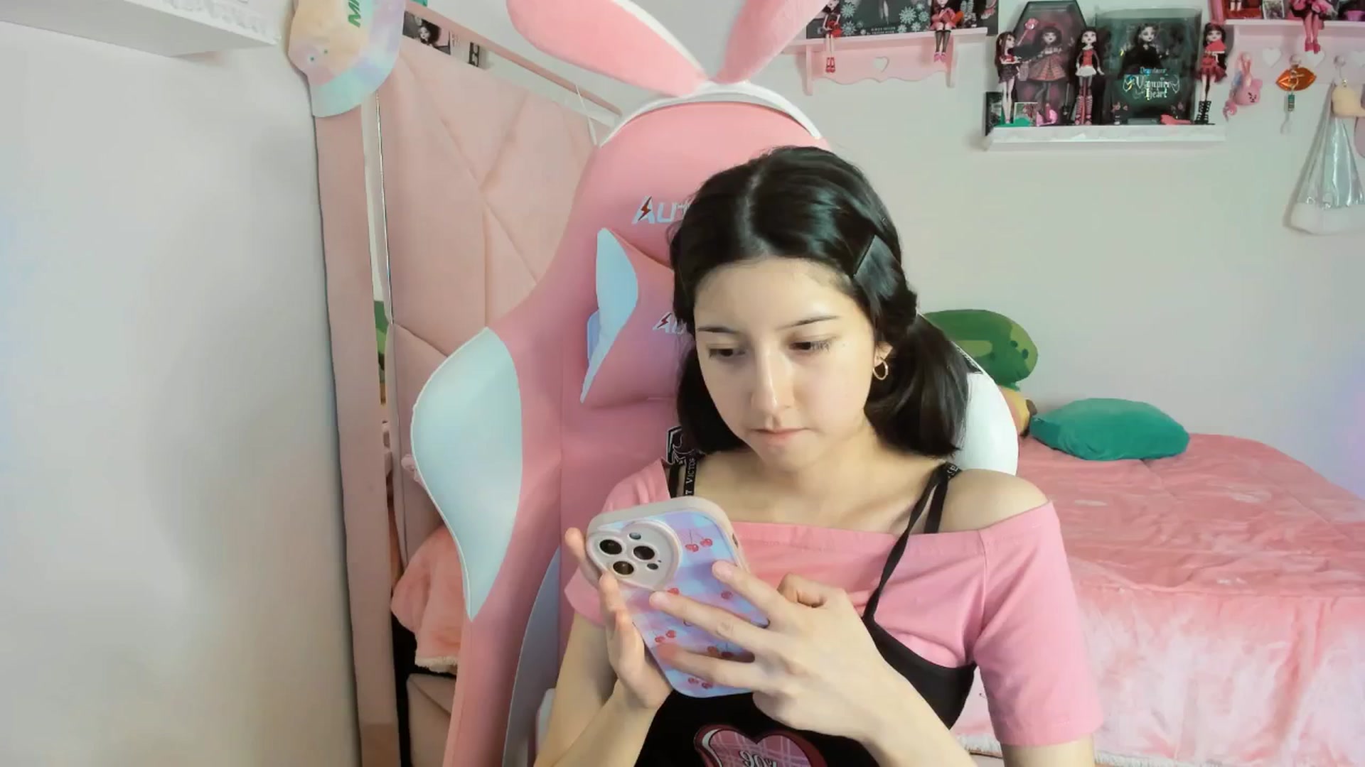 Gallery image thumbnail from Cherrycute666's myfreecams stream on, 12/13/2024, 05:47 image 19 of 20