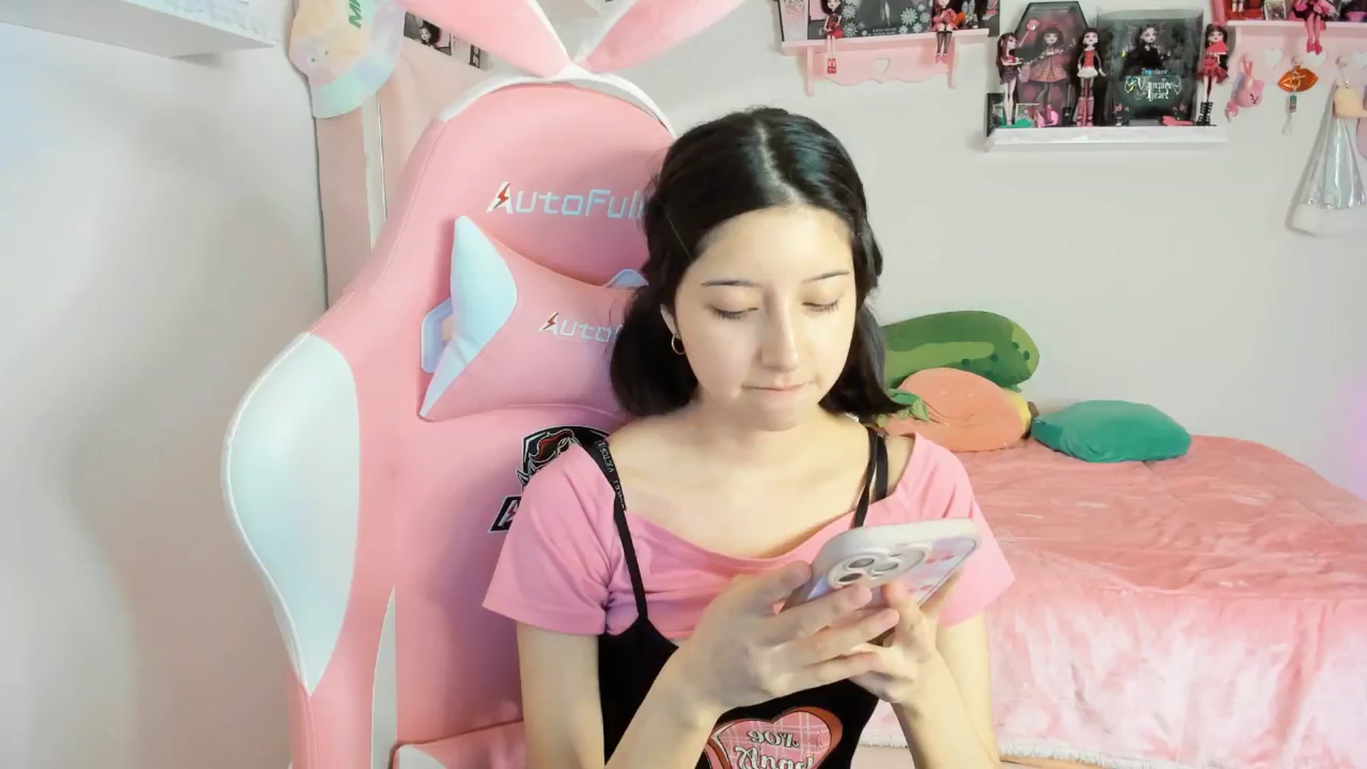 Gallery image thumbnail from Cherrycute666's myfreecams stream on, 12/13/2024, 05:47 image 7 of 20