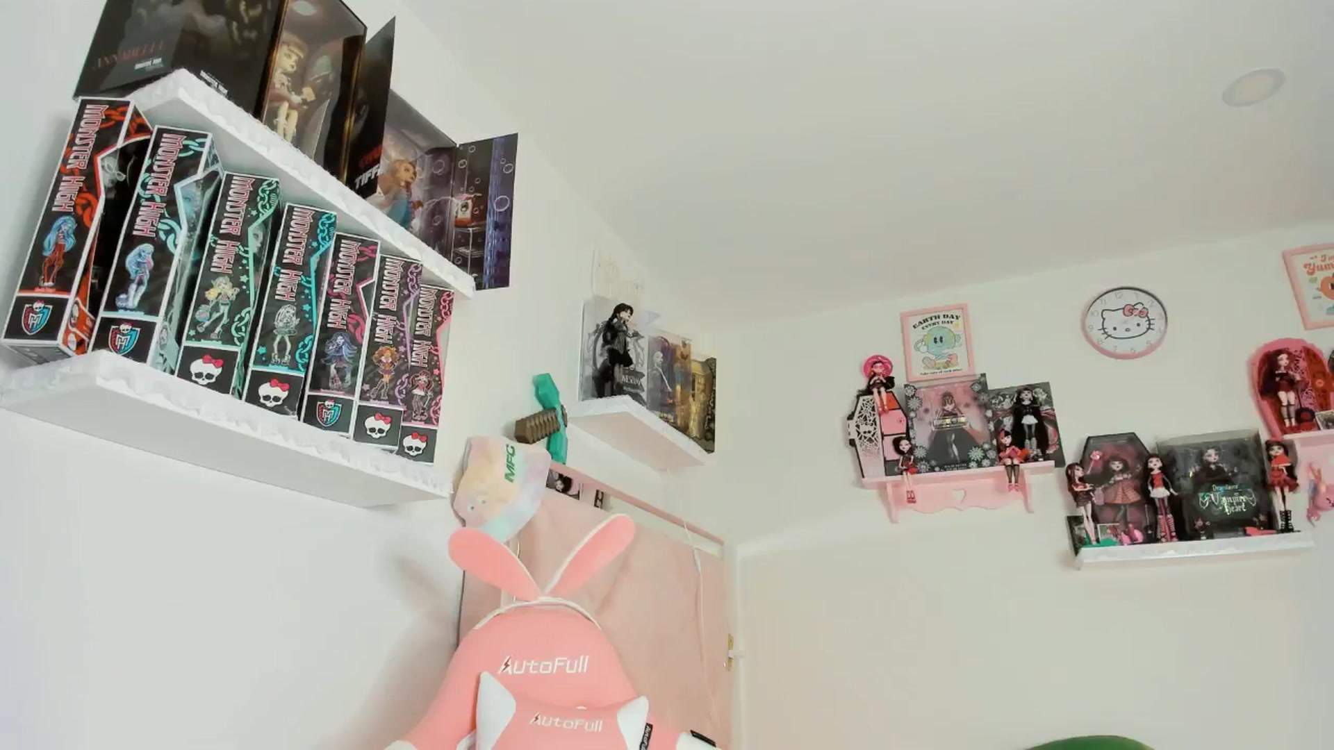 Gallery image thumbnail from Cherrycute666's myfreecams stream on, 12/13/2024, 08:05 image 15 of 20