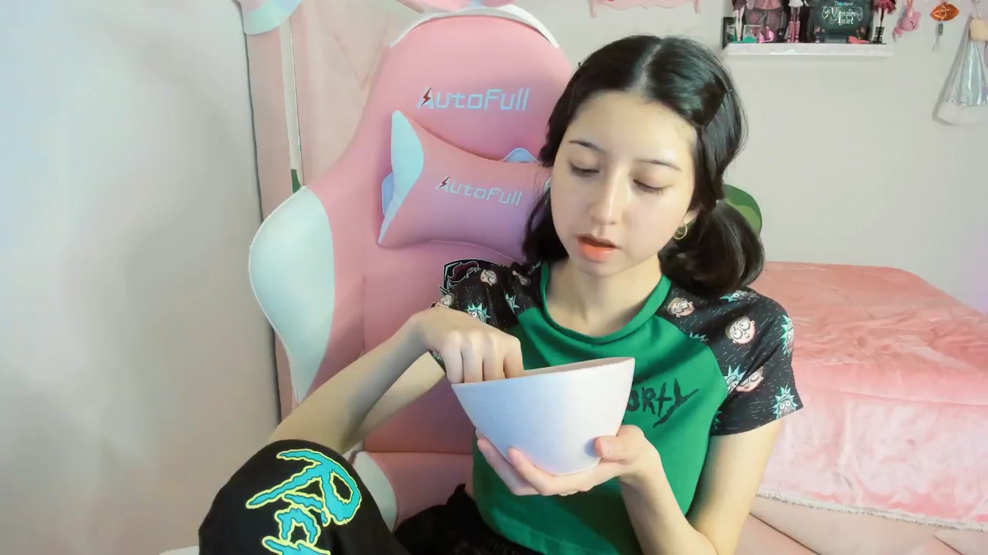 Gallery image thumbnail from Cherrycute666's myfreecams stream on, 12/14/2024, 14:46 image 4 of 20