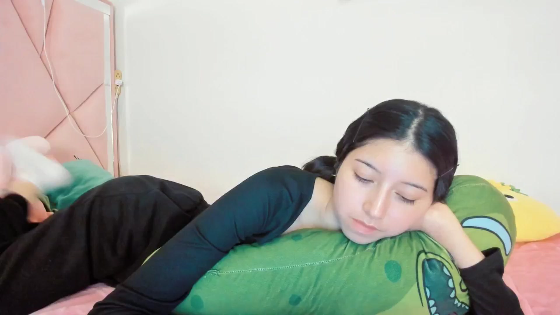 Gallery image thumbnail from Cherrycute666's myfreecams stream on, 12/15/2024, 07:57 image 11 of 20