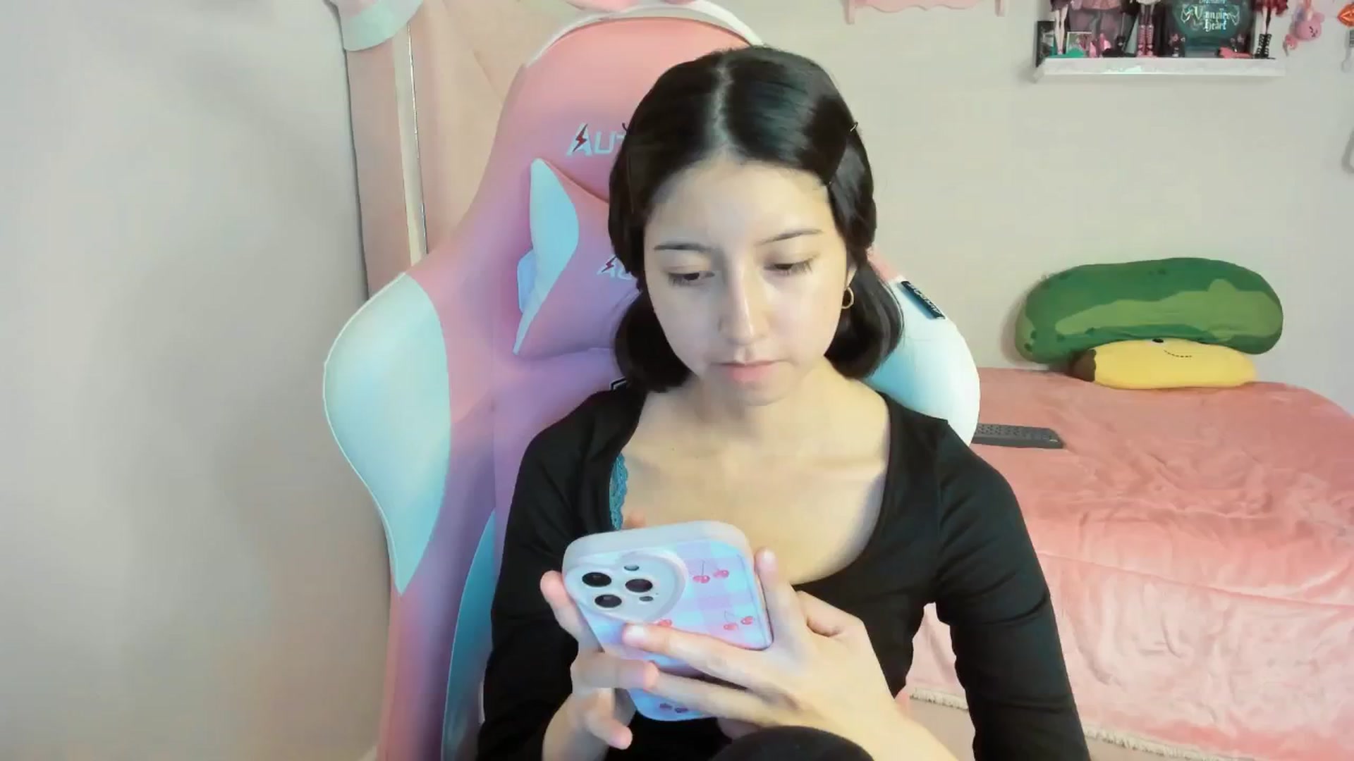 Gallery image thumbnail from Cherrycute666's myfreecams stream on, 12/15/2024, 07:57 image 7 of 20