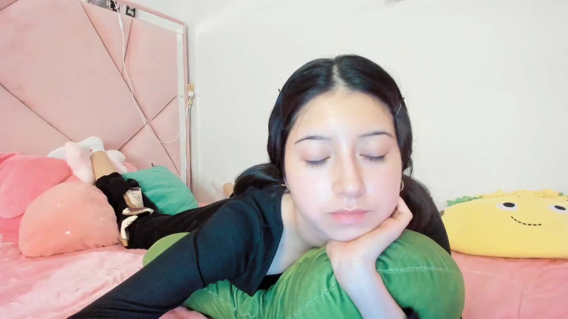 Gallery image thumbnail from Cherrycute666's myfreecams stream on, 12/15/2024, 07:57 image 13 of 20