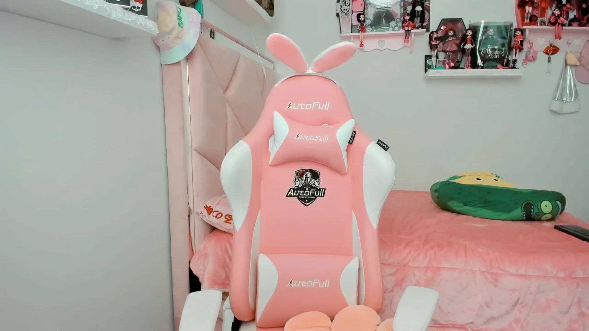 Gallery image thumbnail from Cherrycute666's myfreecams stream on, 12/16/2024, 22:53 image 12 of 20